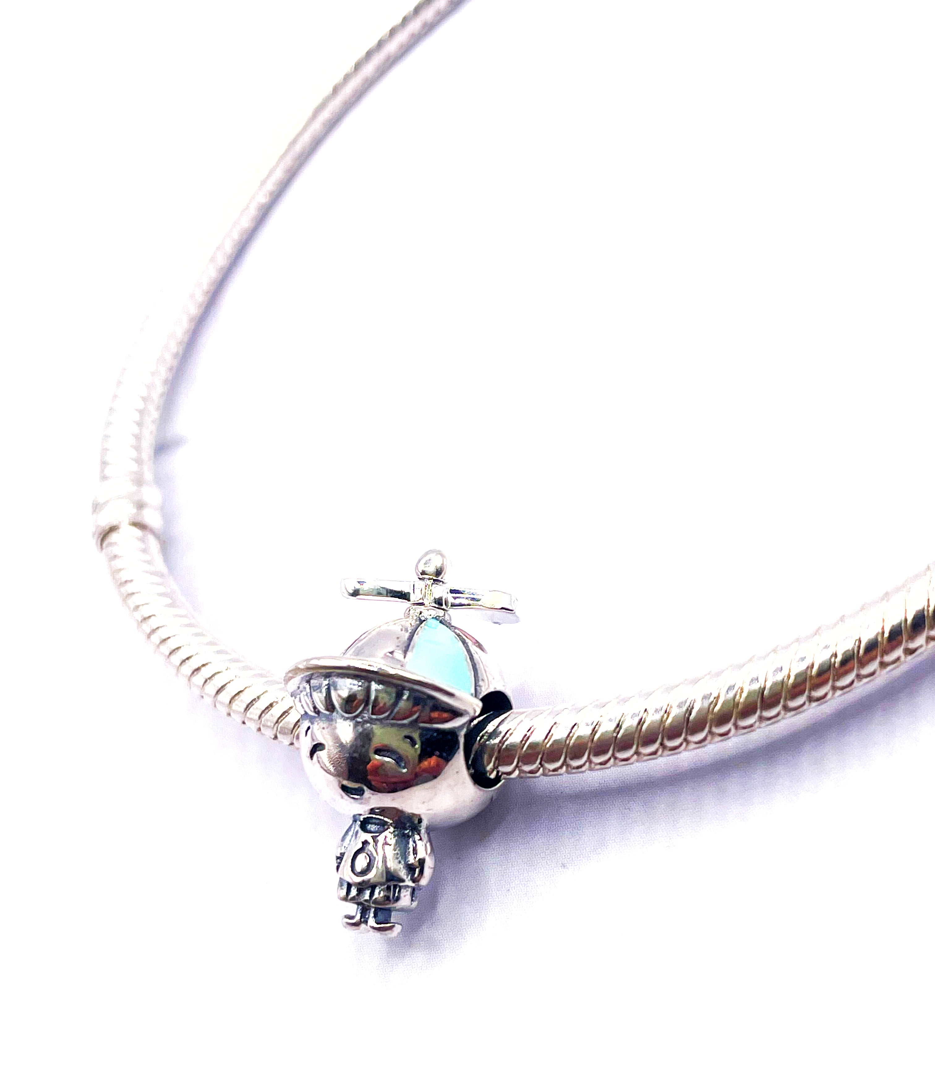 Charm Niño con gorro de hélice