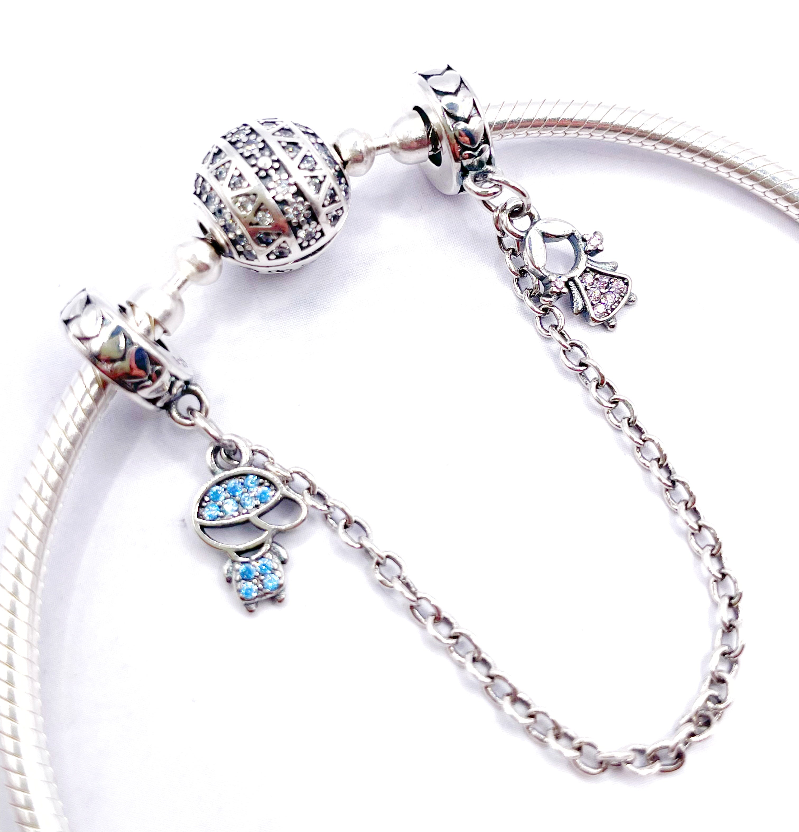 Cadena de seguridad de nena y nene