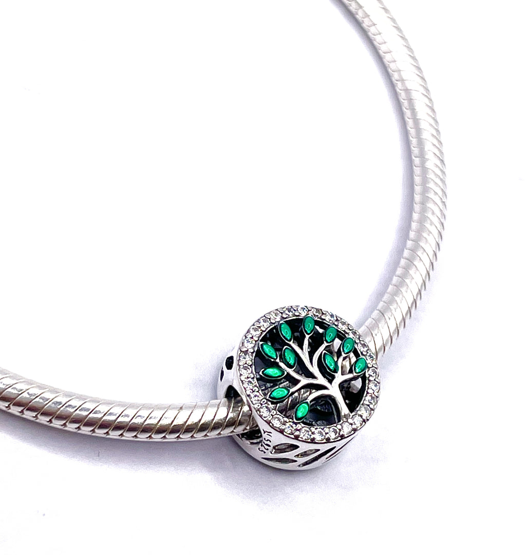 Charm Árbol de la vida con piedras verdes y borde de circonias blancas