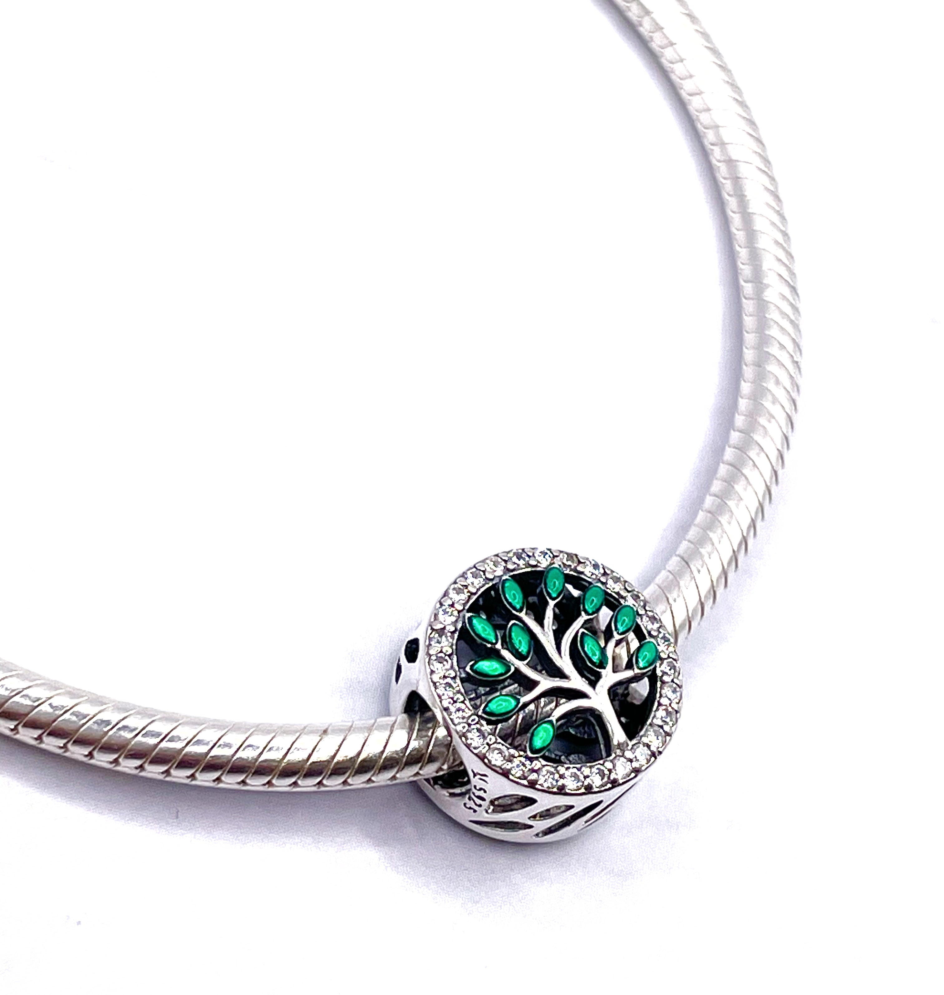 Charm Árbol de la vida con piedras verdes y borde de circonias blancas