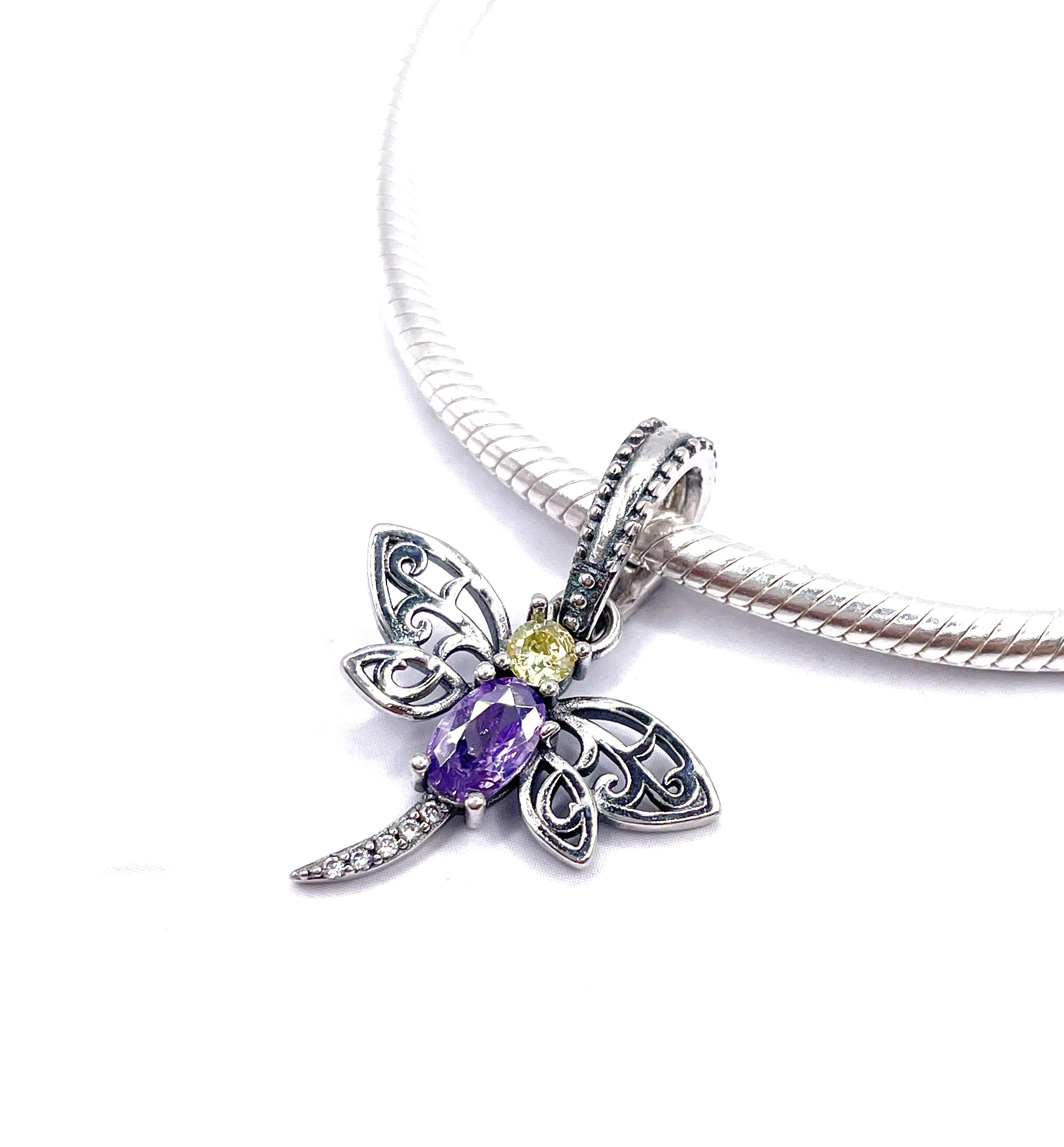 Charm Libélula calada con piedra violeta y amarilla