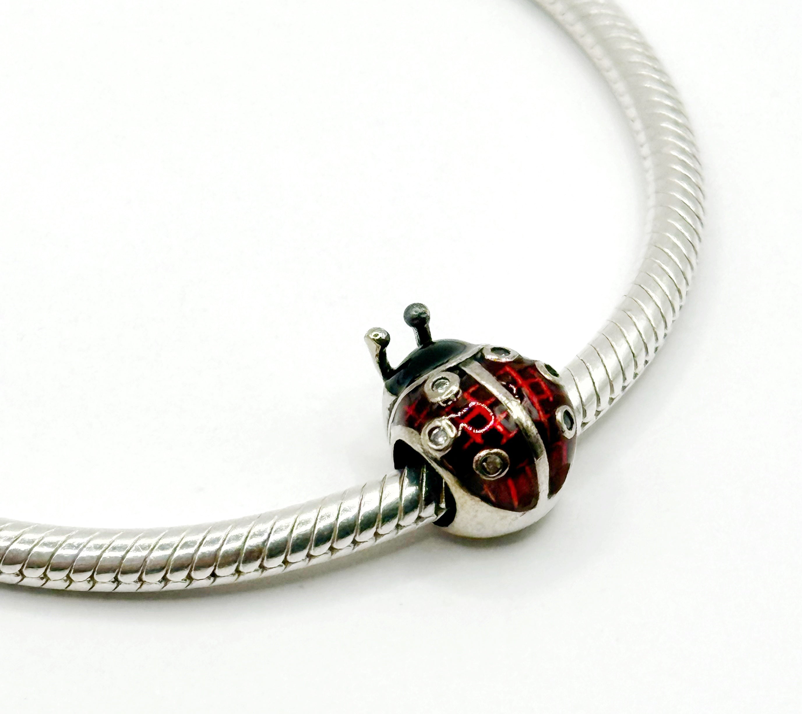 Charm San Antonio esmaltado rojo