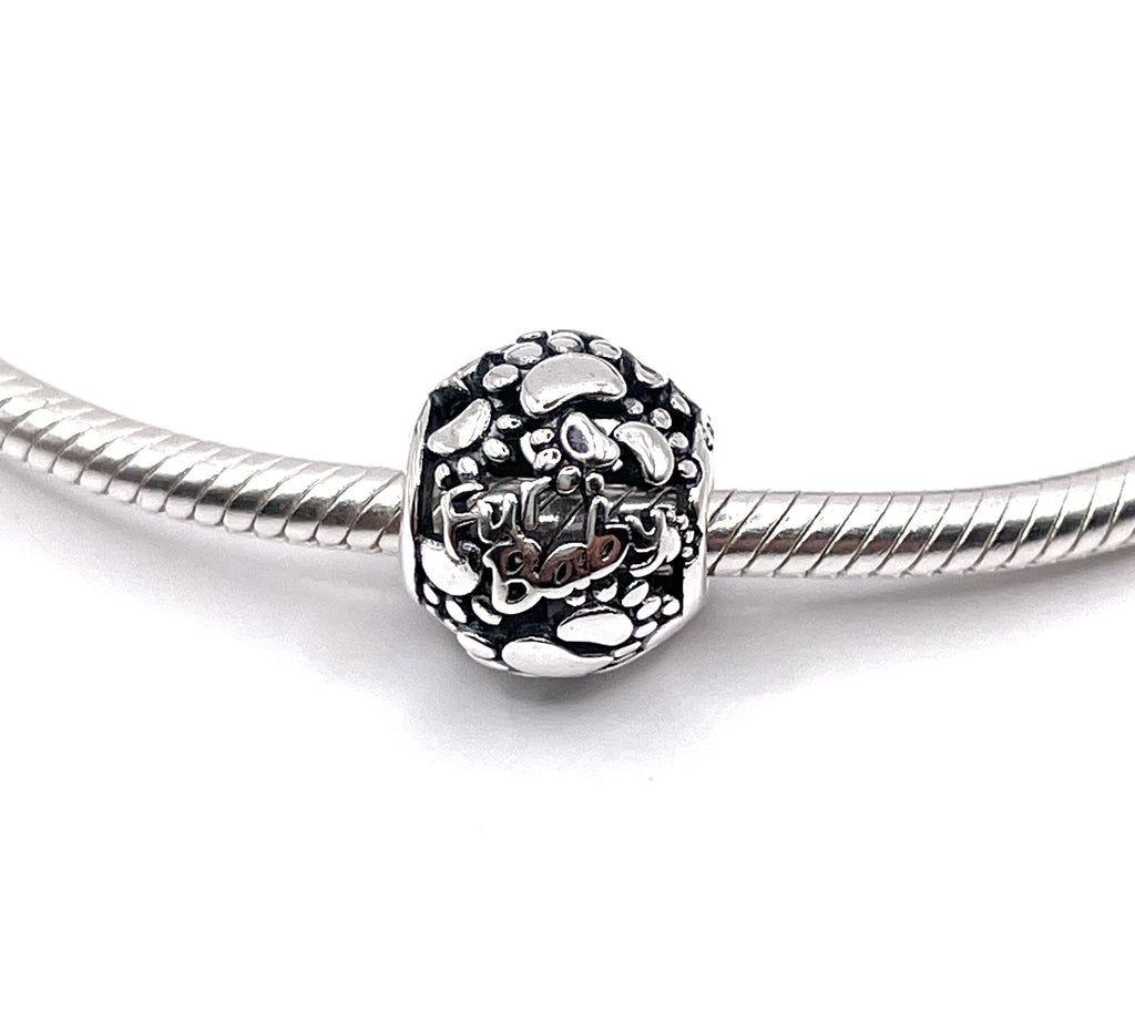 Charm Bolita huellas caladas