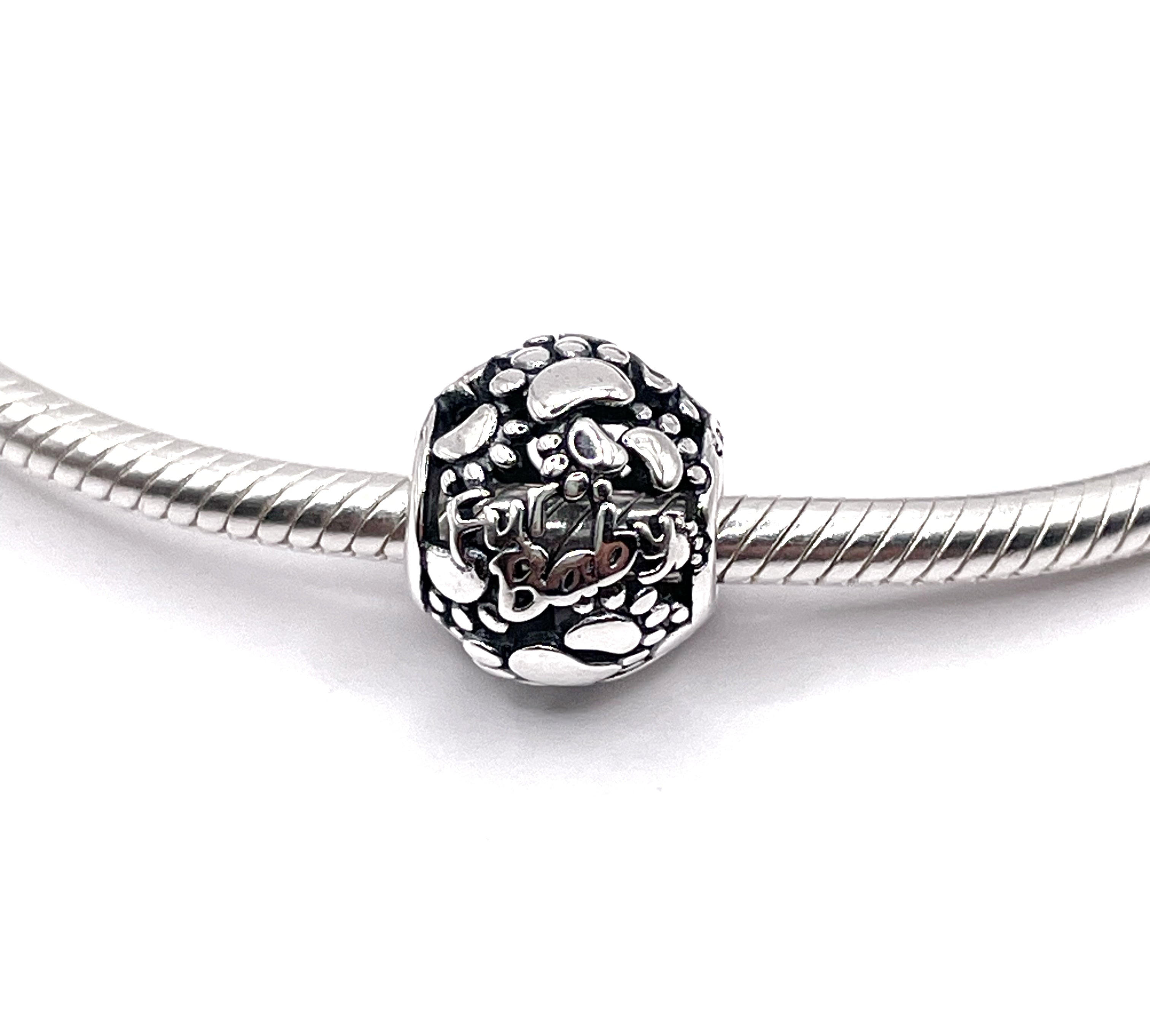 Charm Bolita huellas caladas