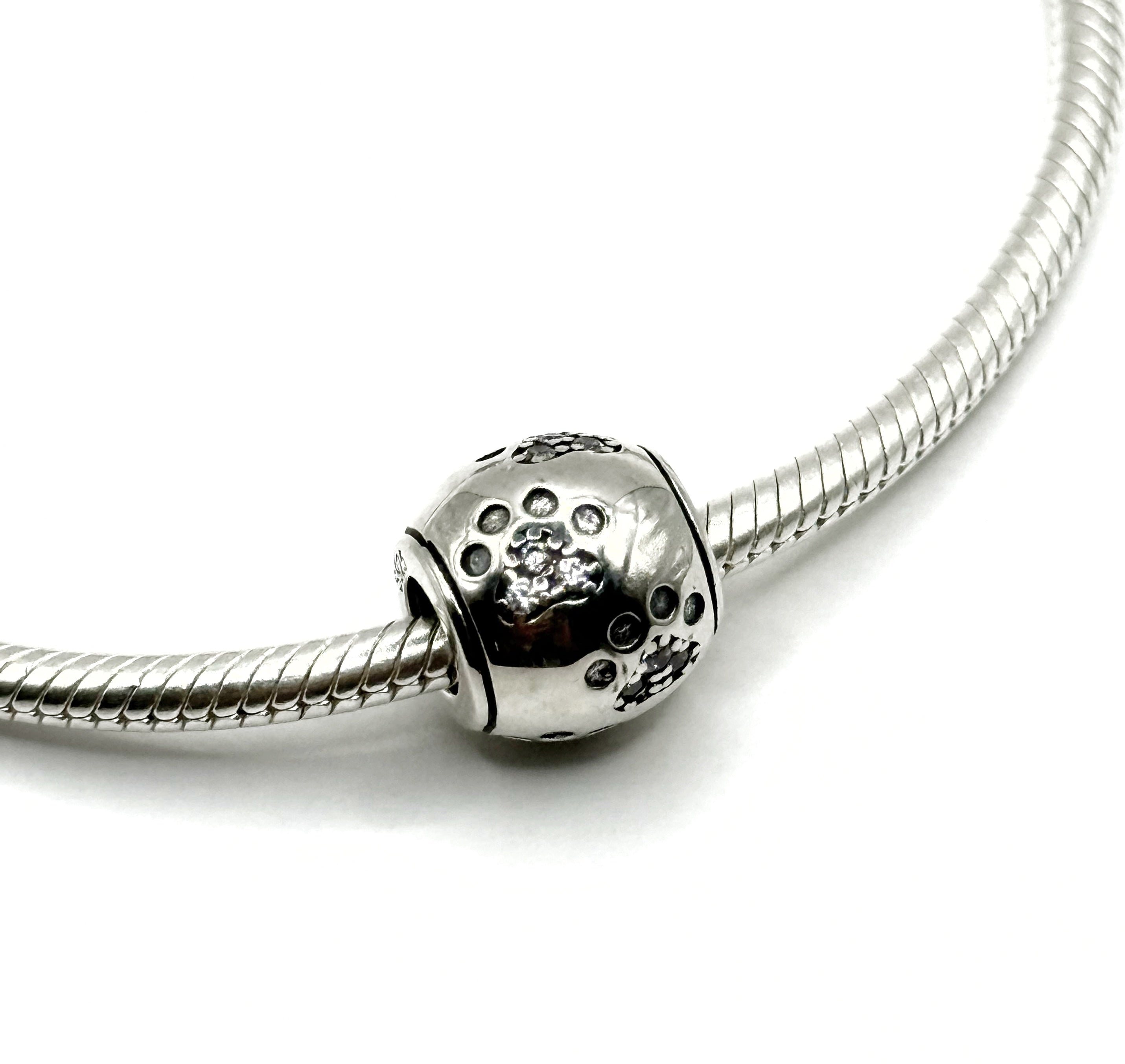 Charm Bolita huellas