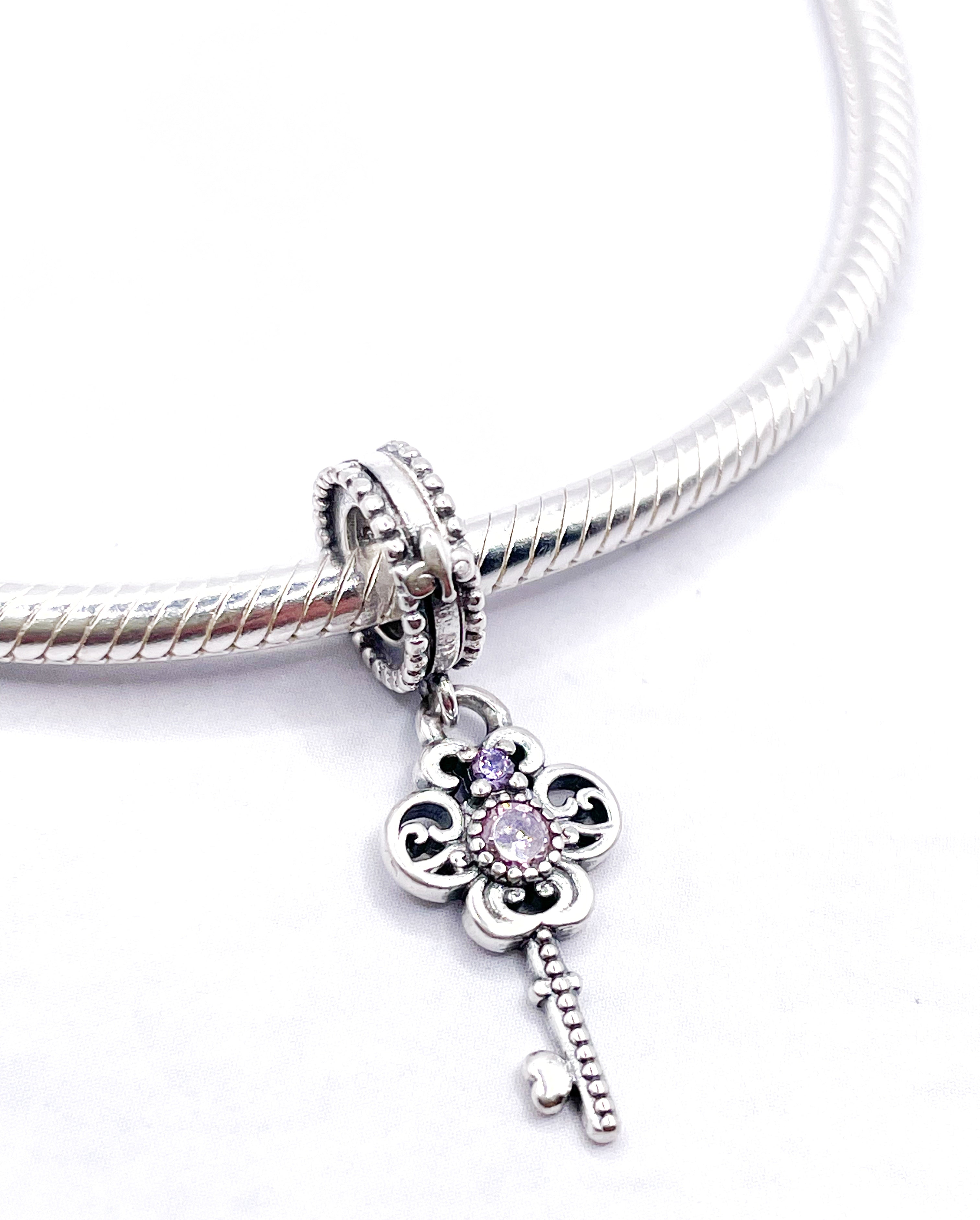 Charm Llave con circonias rosadas