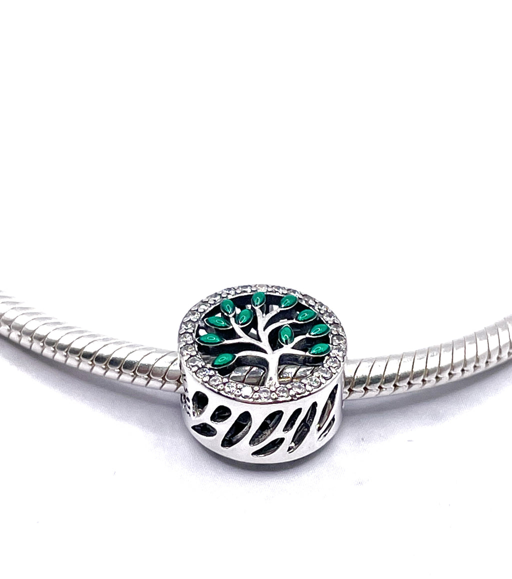 Charm Árbol de la vida con piedras verdes y borde de circonias blancas