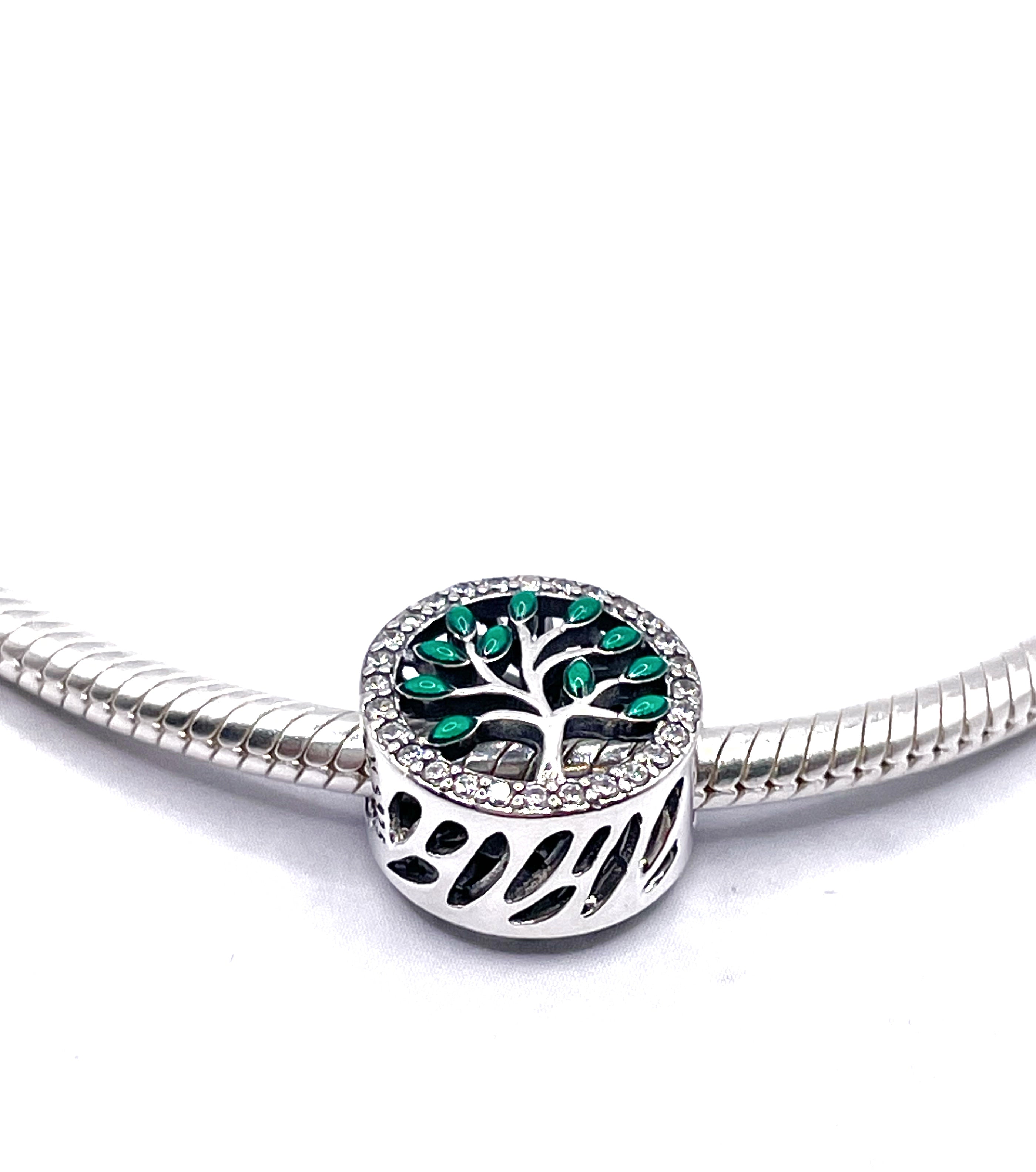Charm Árbol de la vida con piedras verdes y borde de circonias blancas