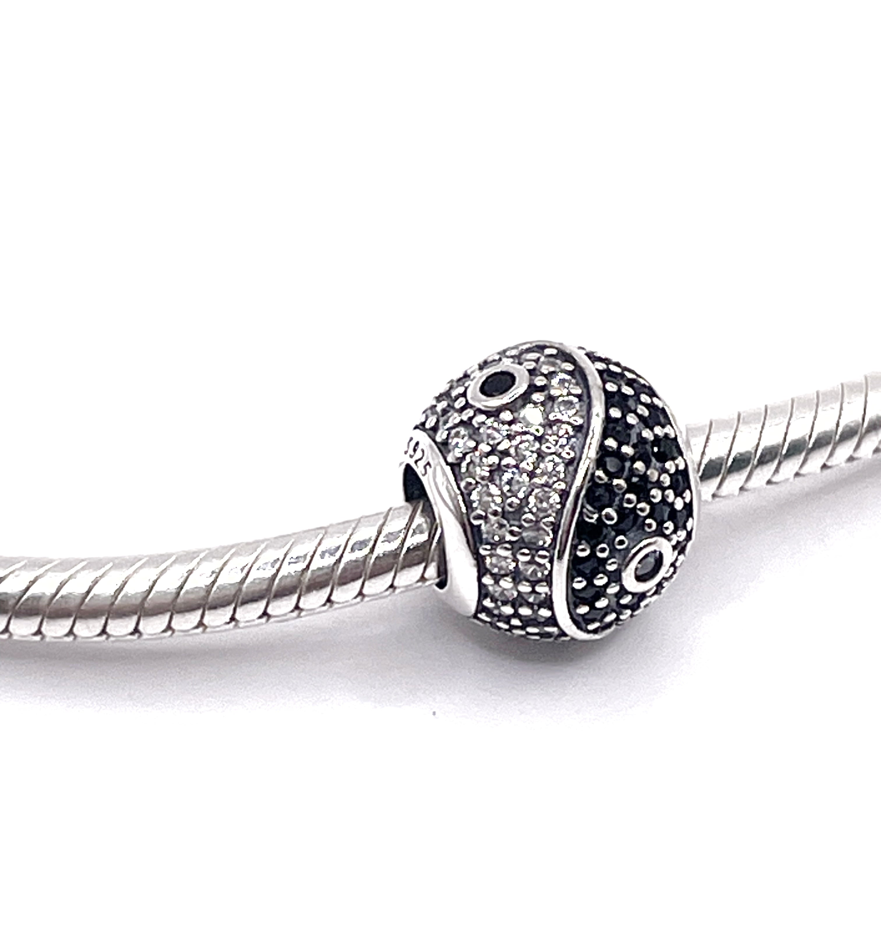 Charm Bolita Yin y Yang de circonias