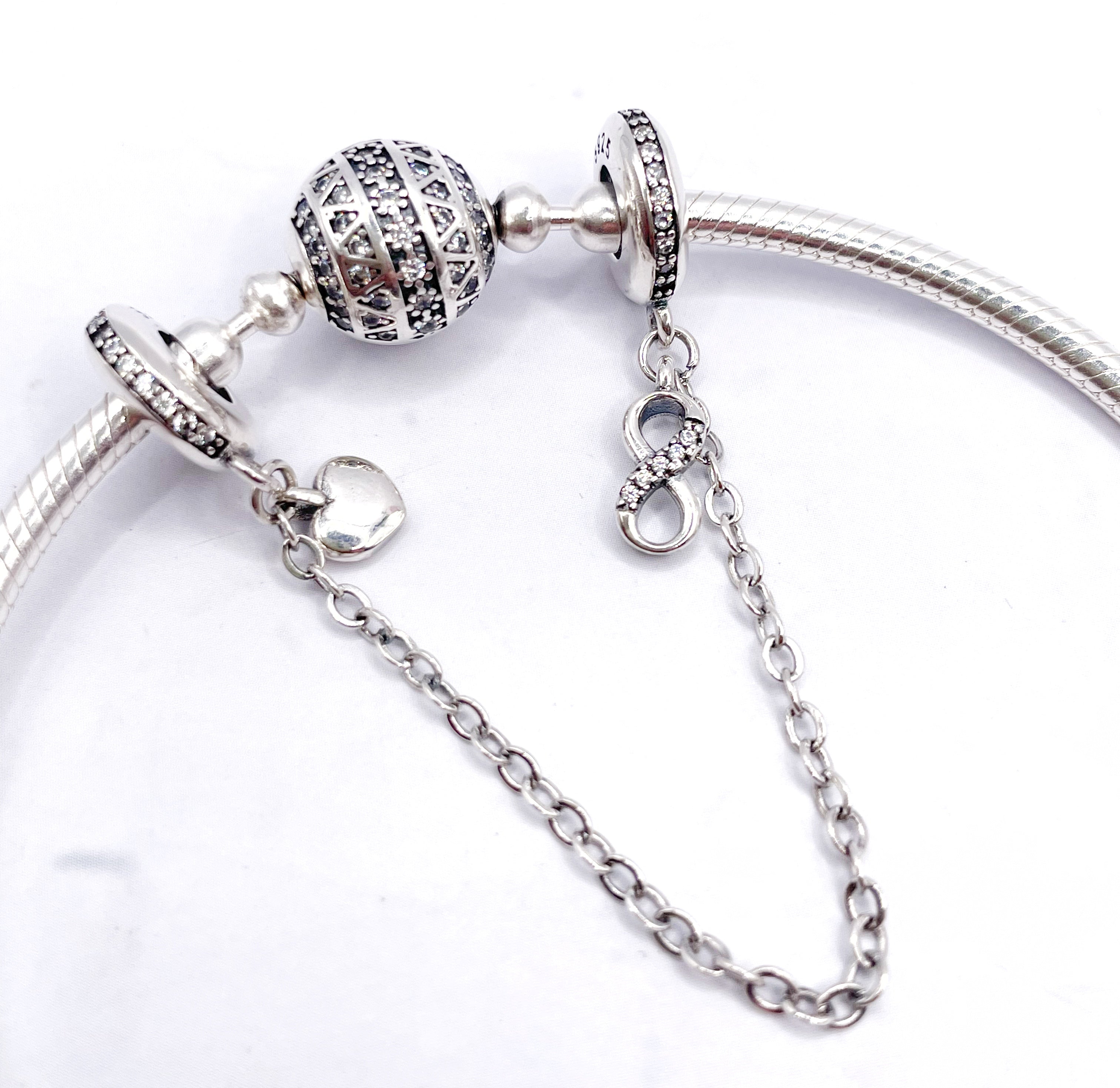 Cadena de seguridad de infinito y corazón