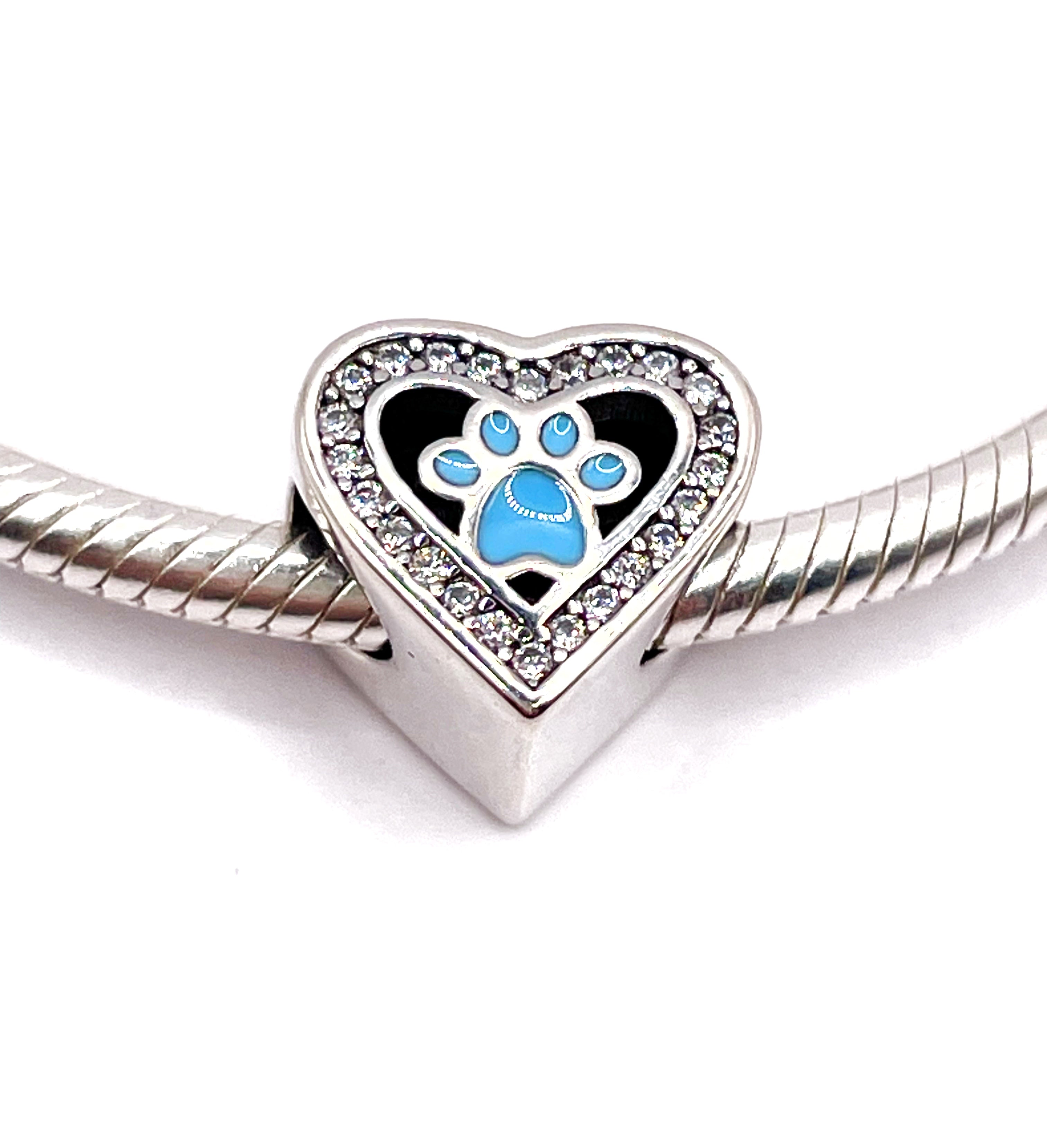 Charm Corazón de circonias con huellita celeste