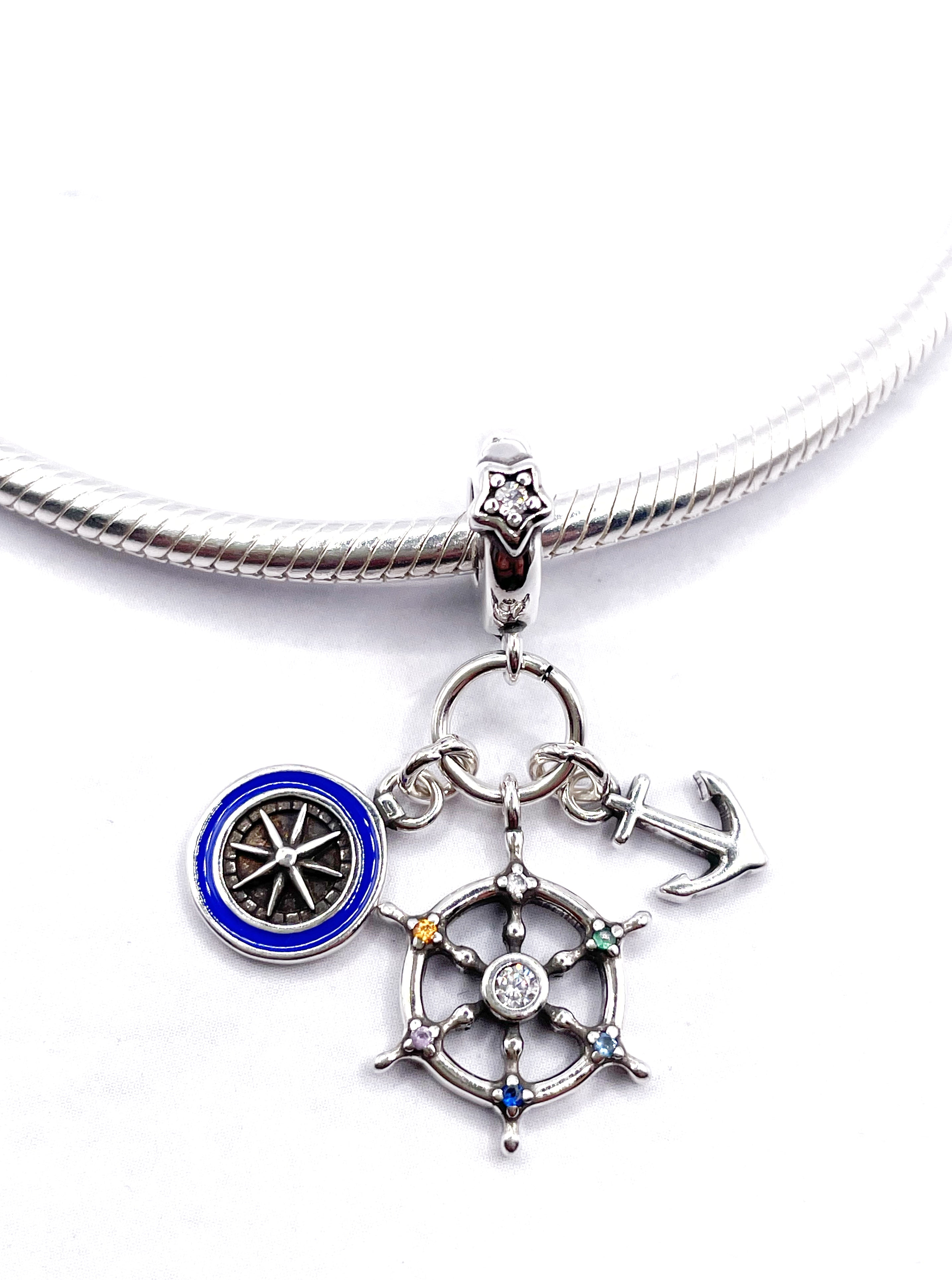 Charm Brújula, timón y ancla