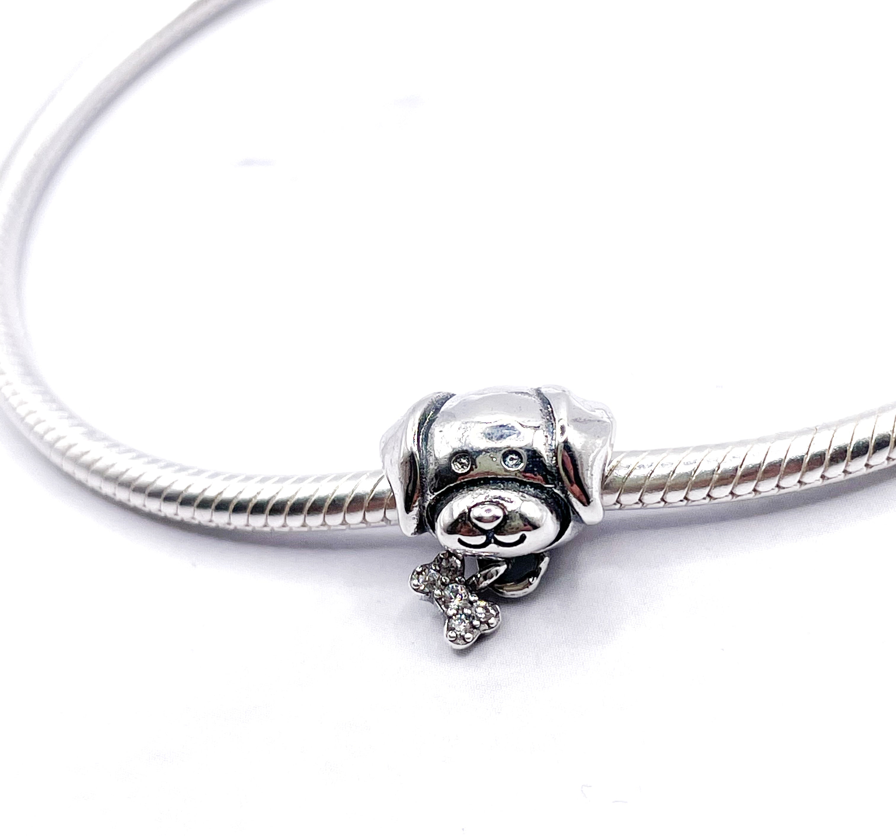 Charm Cabeza de perrito con moño de circonias blancas