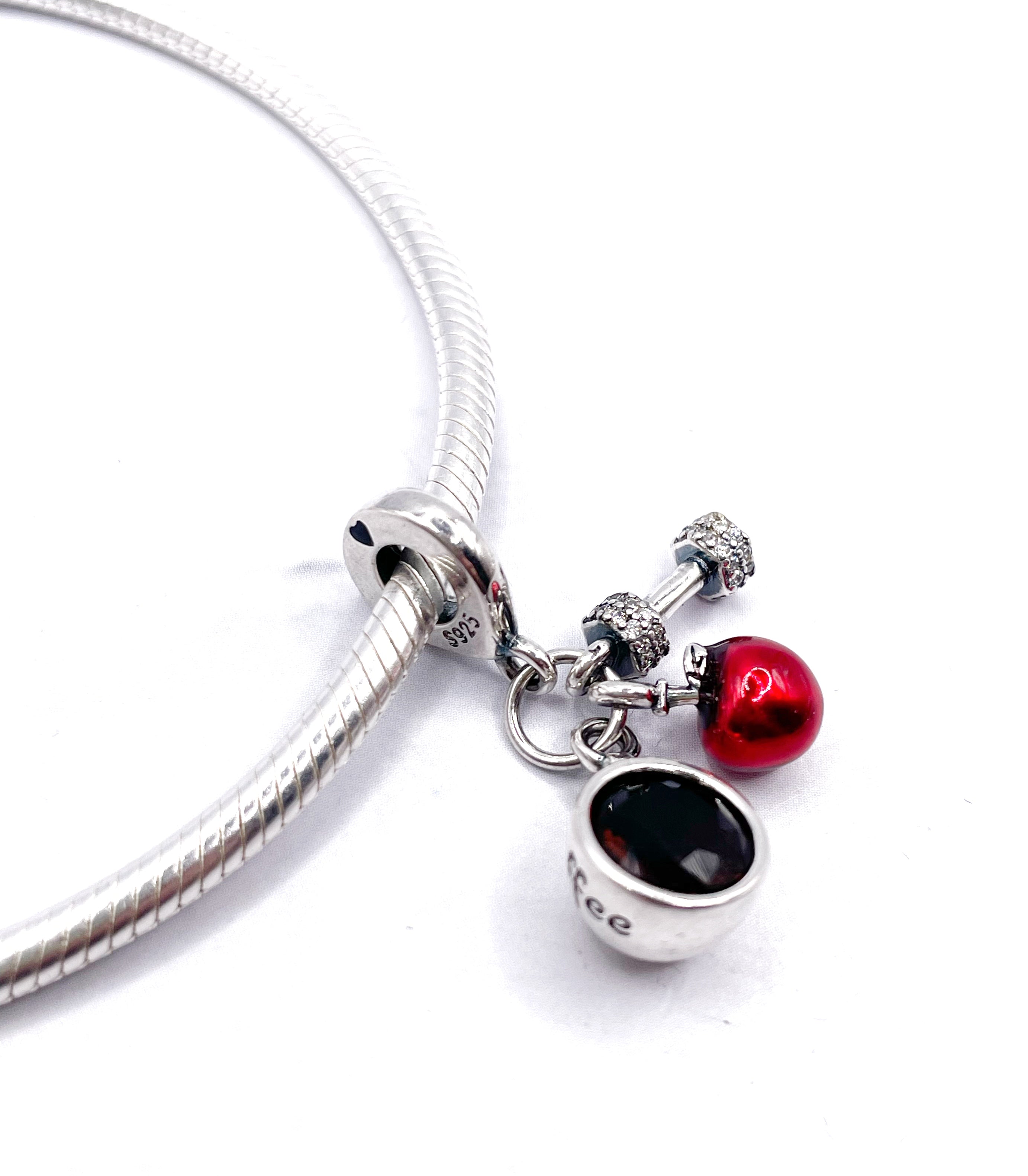 Charm Café, manzana y mancuerna