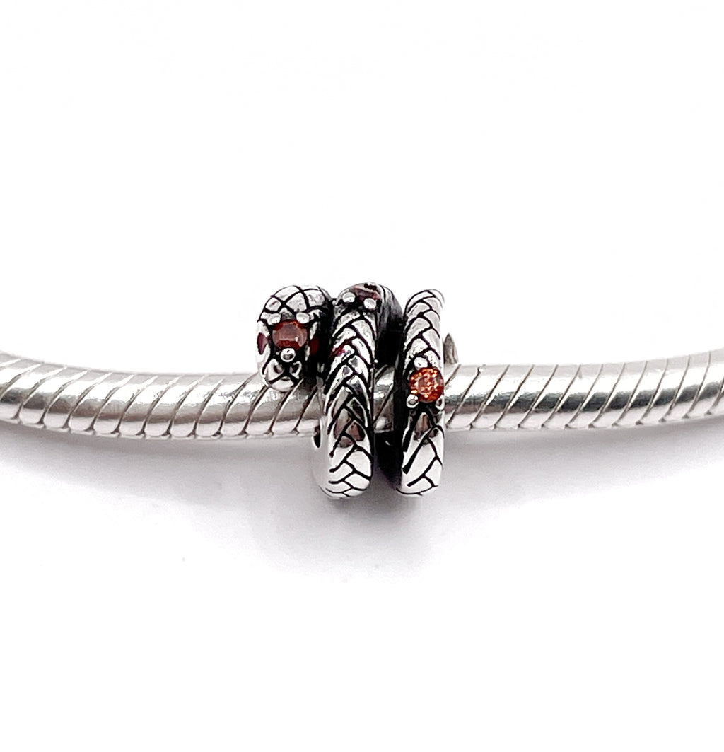 Charm Serpiente enroscada con circonias anaranjadas