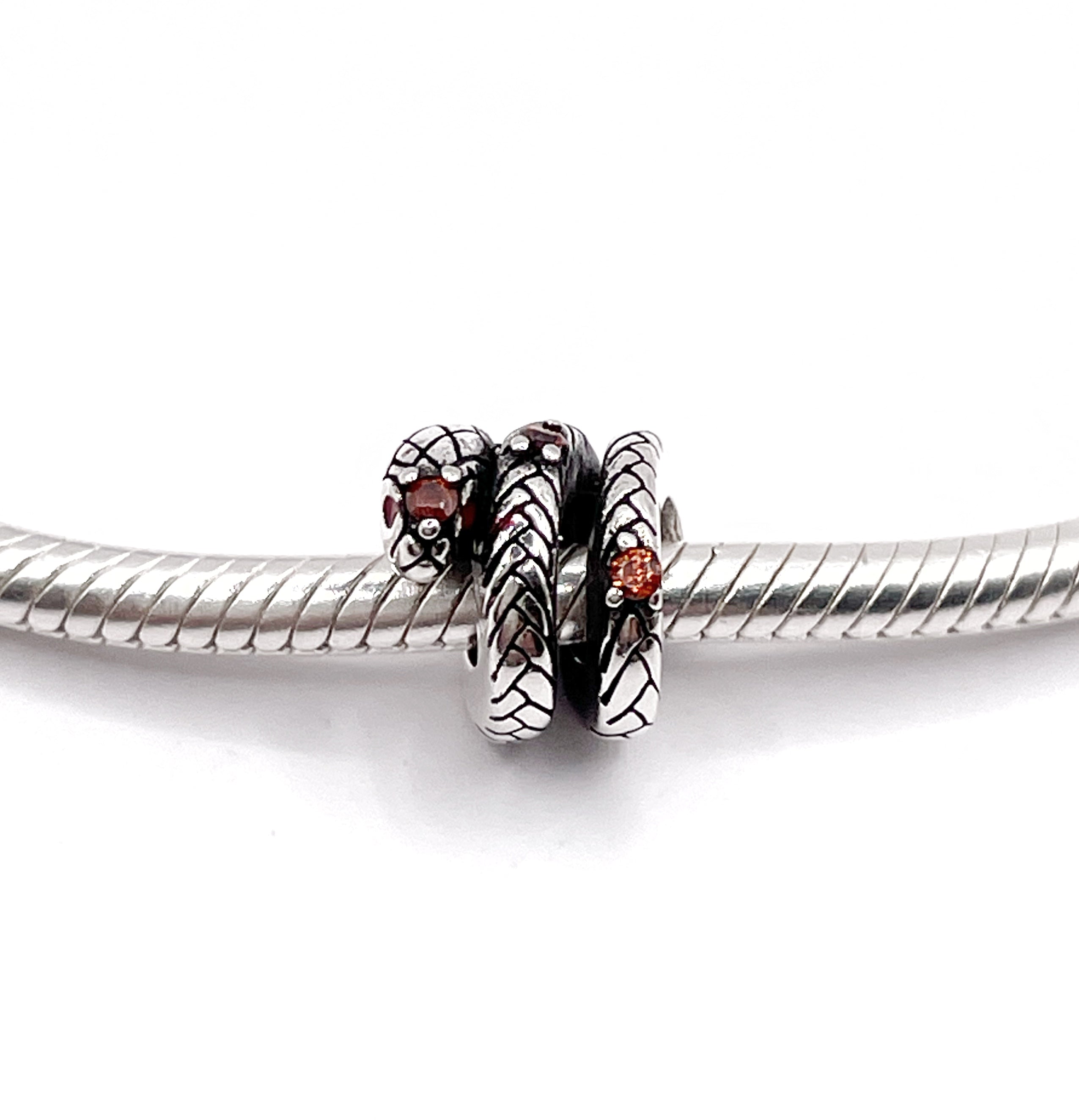 Charm Serpiente enroscada con circonias anaranjadas