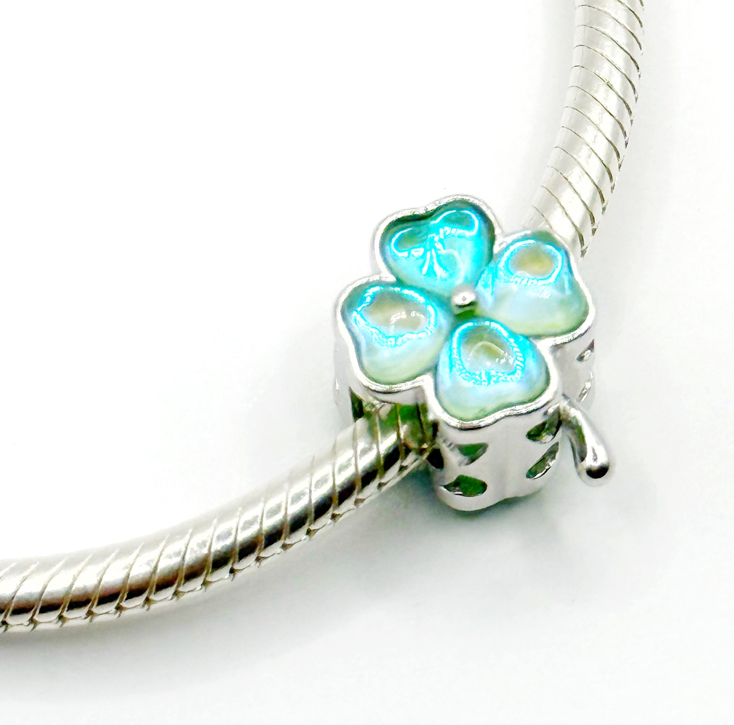 Charm Trébol verde tornasolado