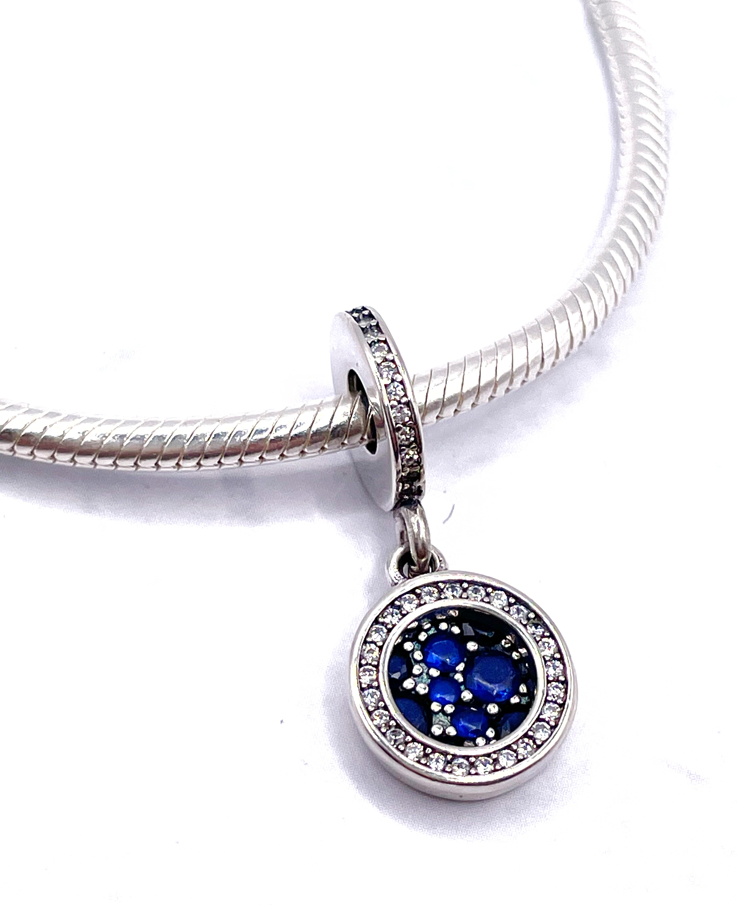 Charm Medalla azul con aro de circonias blancas