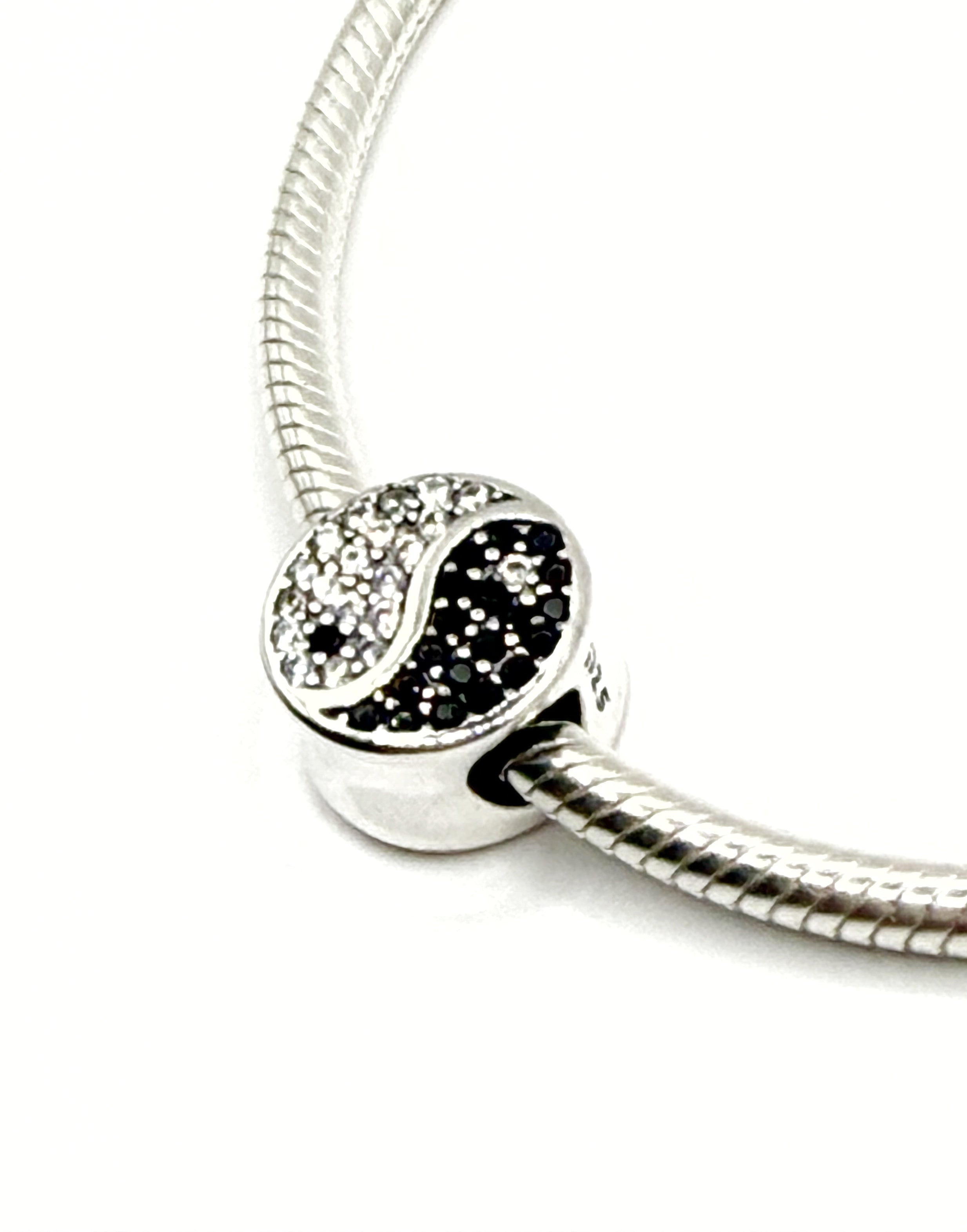 Charm Yin y Yang de circonias