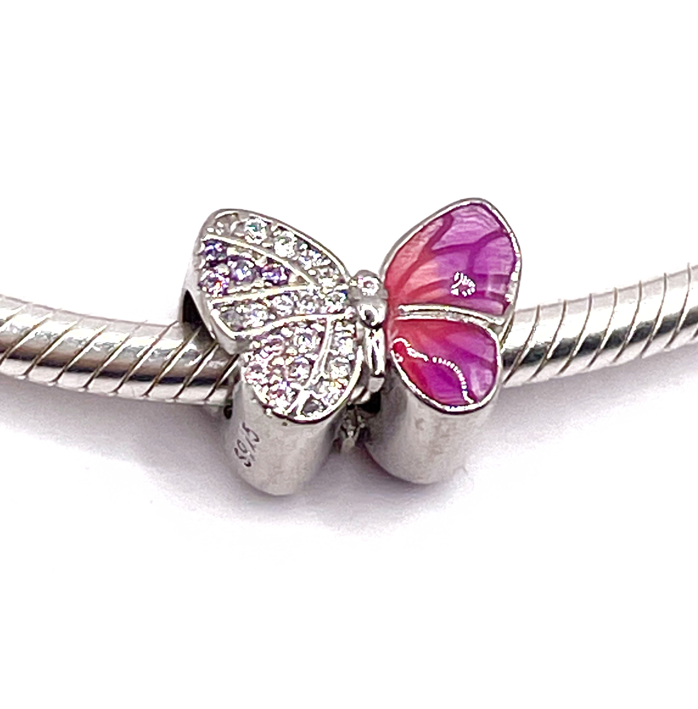 Charm Mariposa rosada mitad esmaltada y mitad circonias