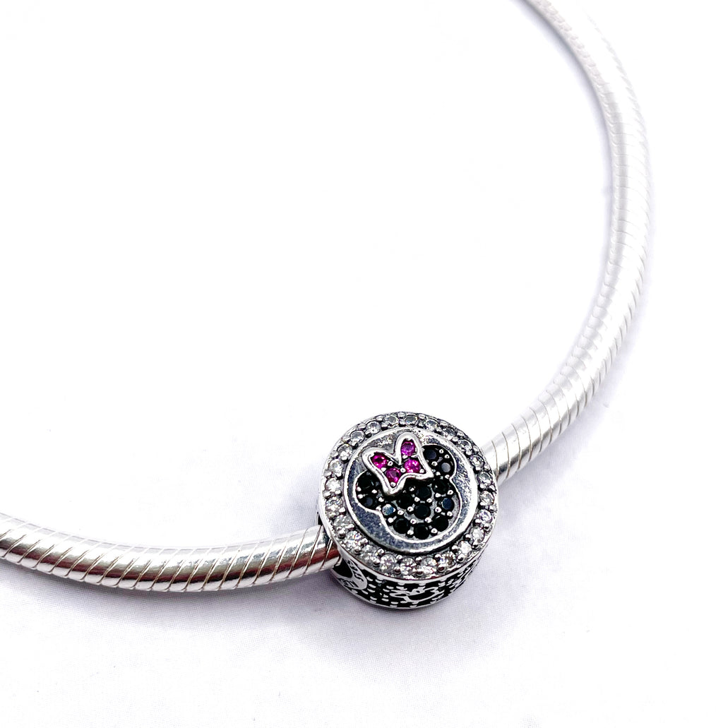 Charm M&M cabezas en circonias con borde de circonias