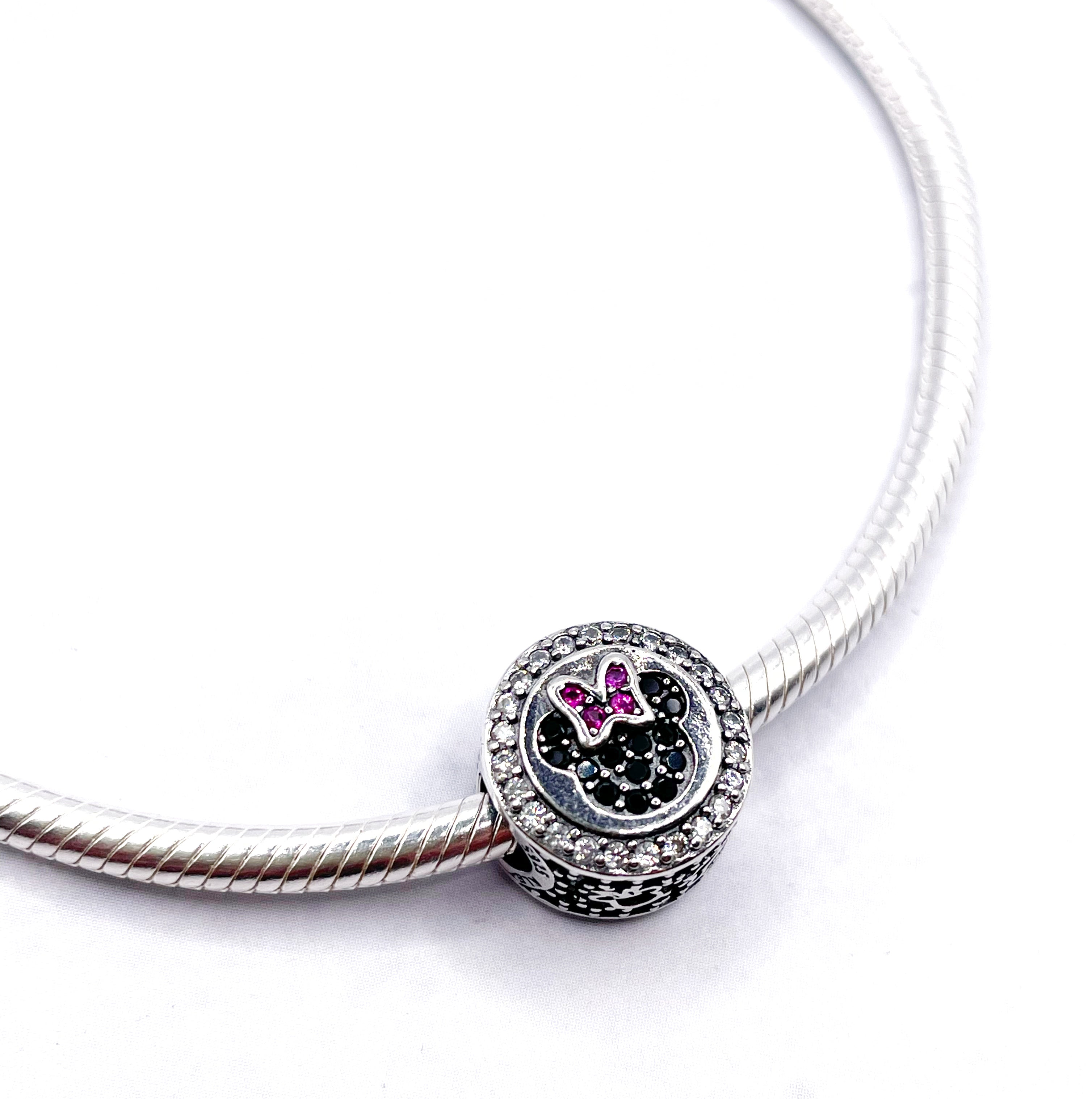 Charm M&M cabezas en circonias con borde de circonias