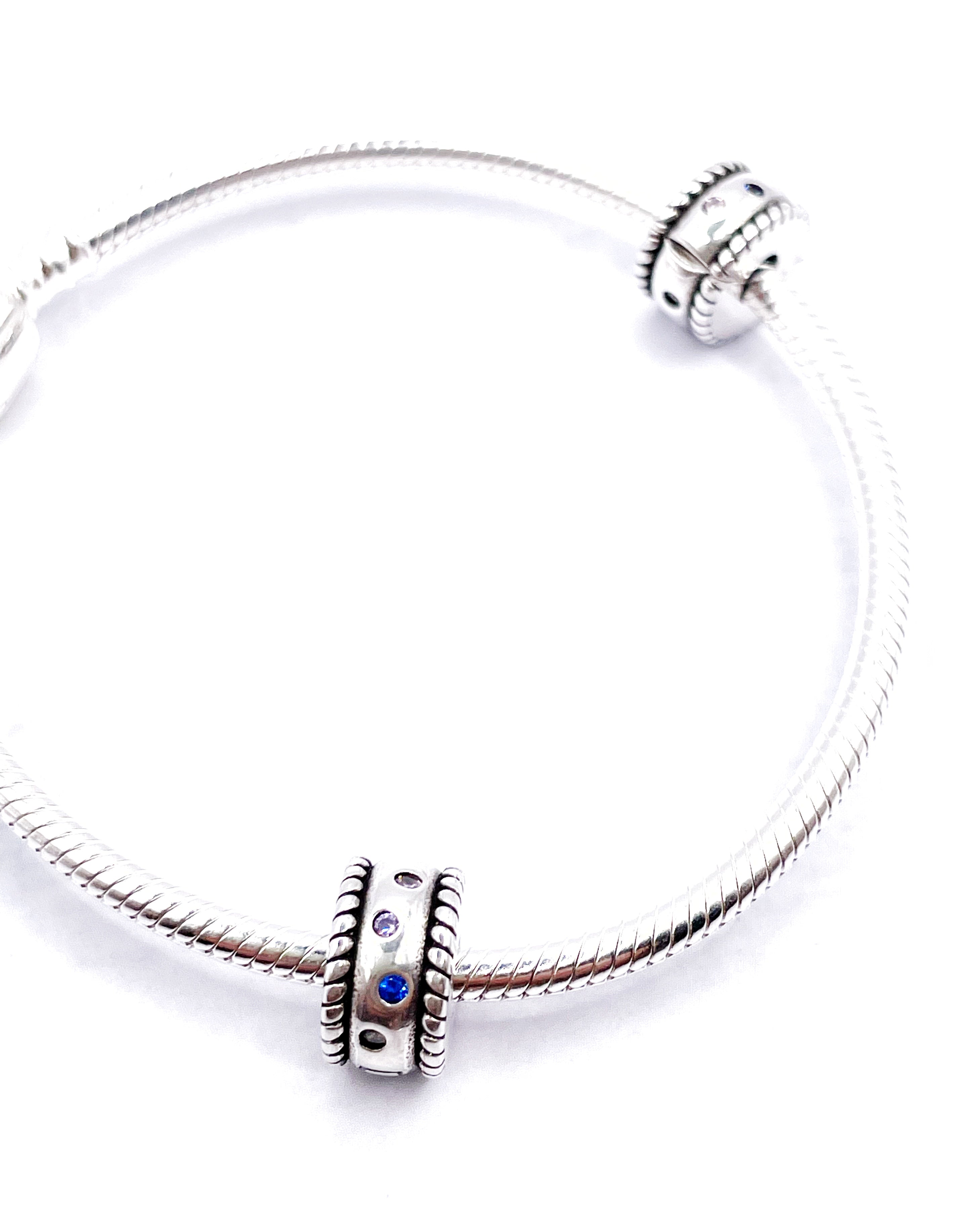 Charms Par de Fijadores clip bordes trenzados y circonias multicolores