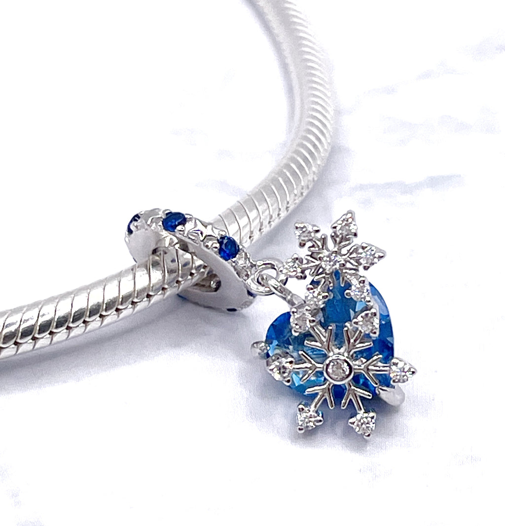 Charm Corazón azul y copos de nieve