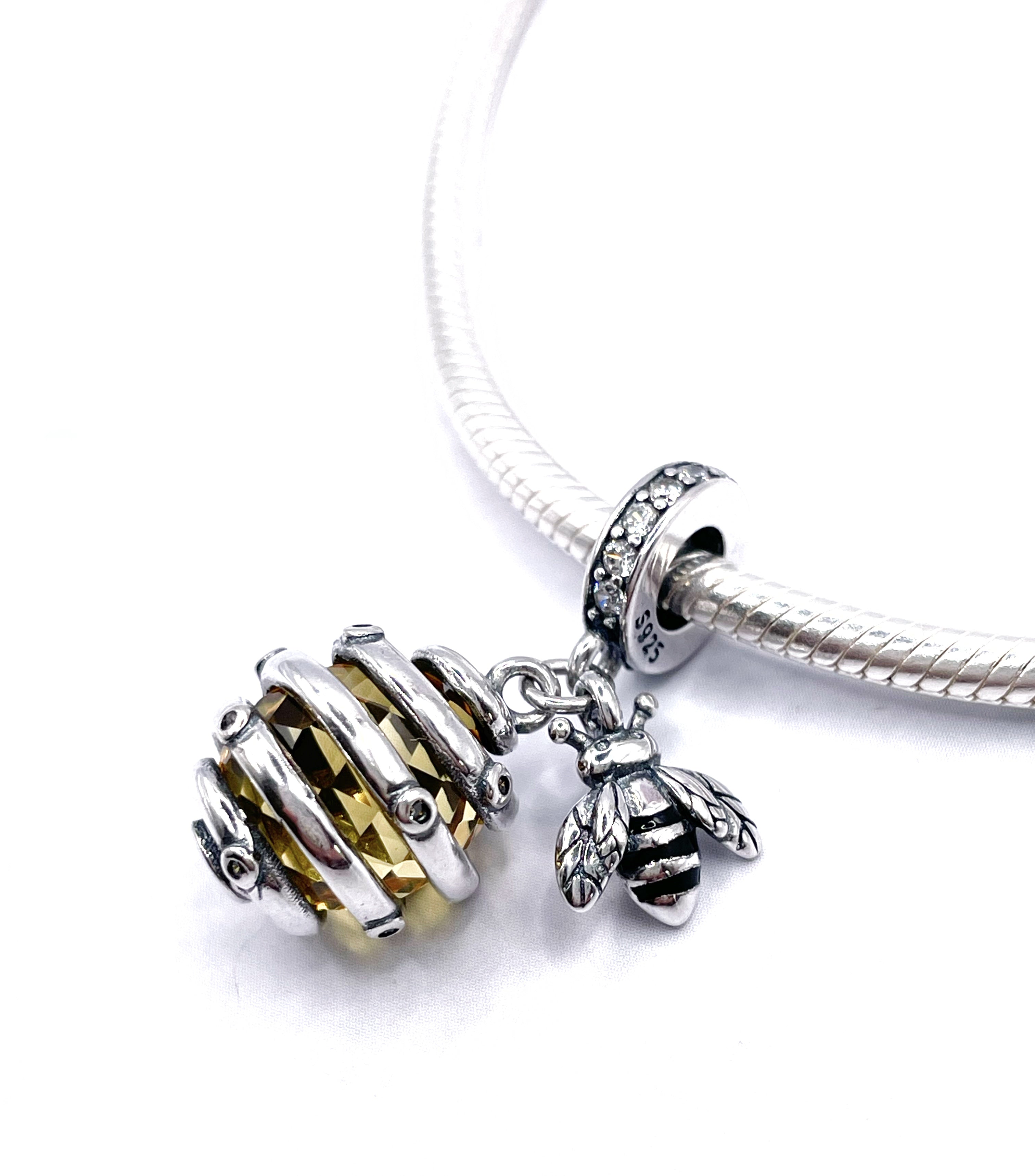 Charm Abeja con colmena