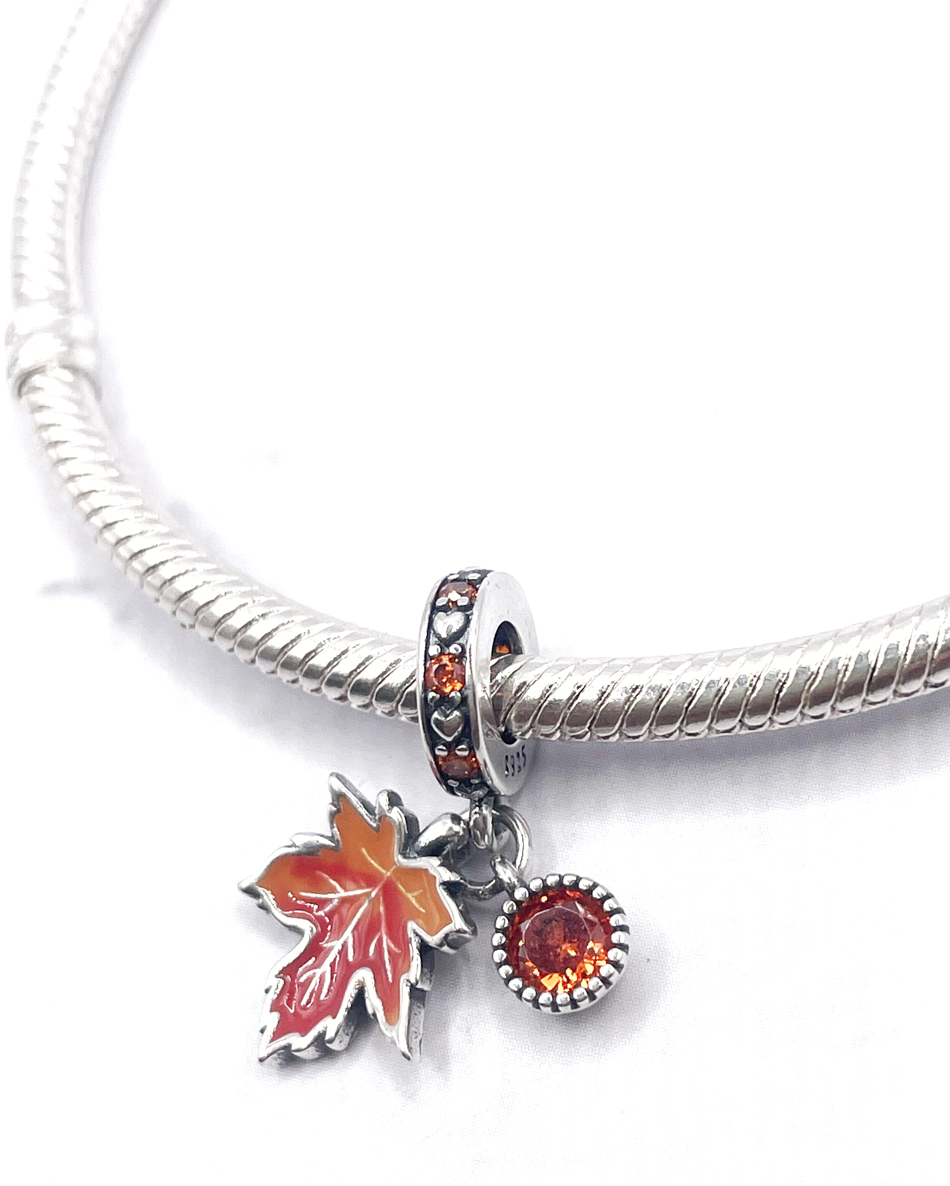 Charm Hoja de otoño y circonia colgante
