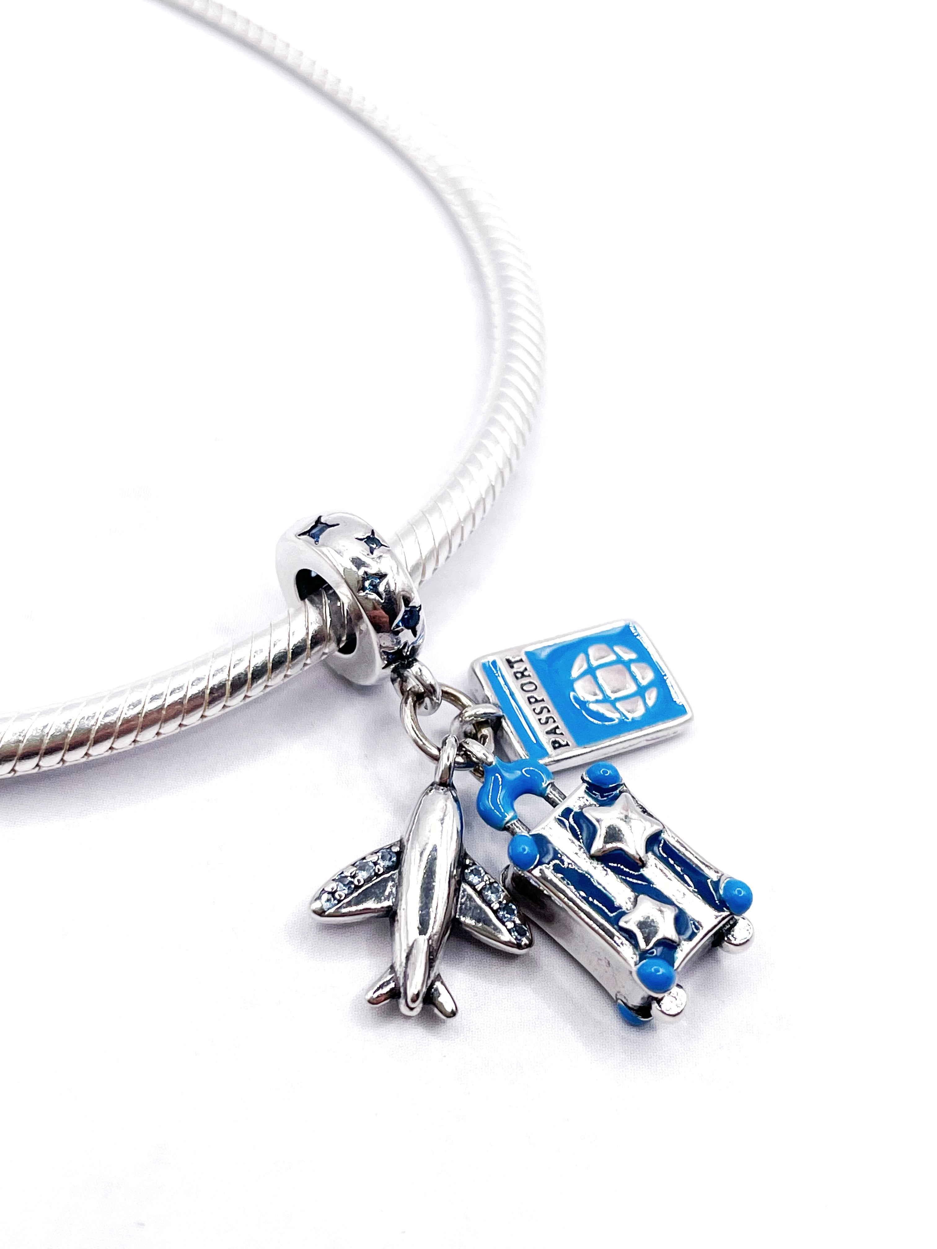 Charm Avión, maleta y pasaporte celeste