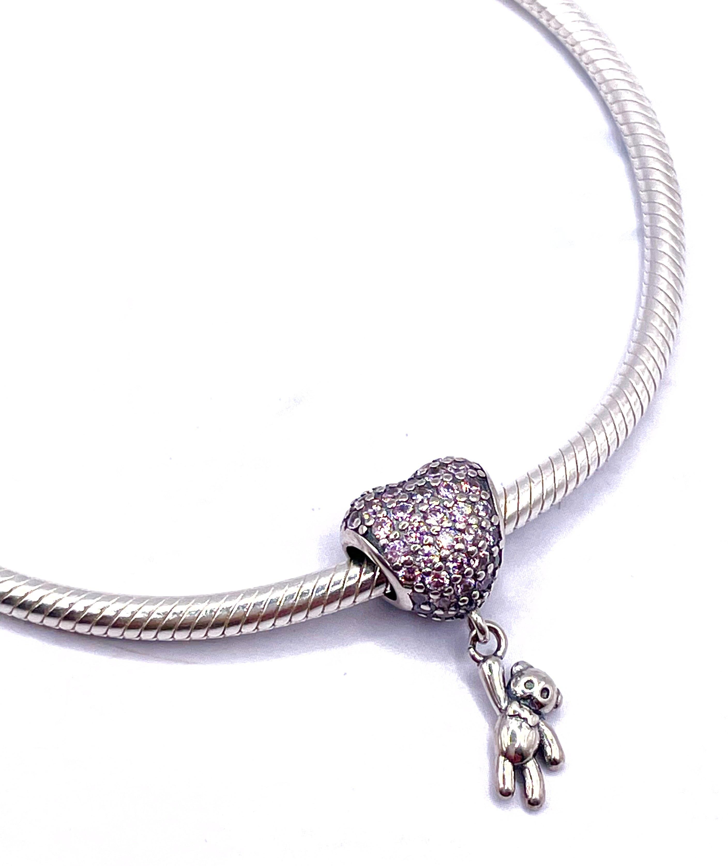 Charm Osito con globo de corazón de circonias rosadas