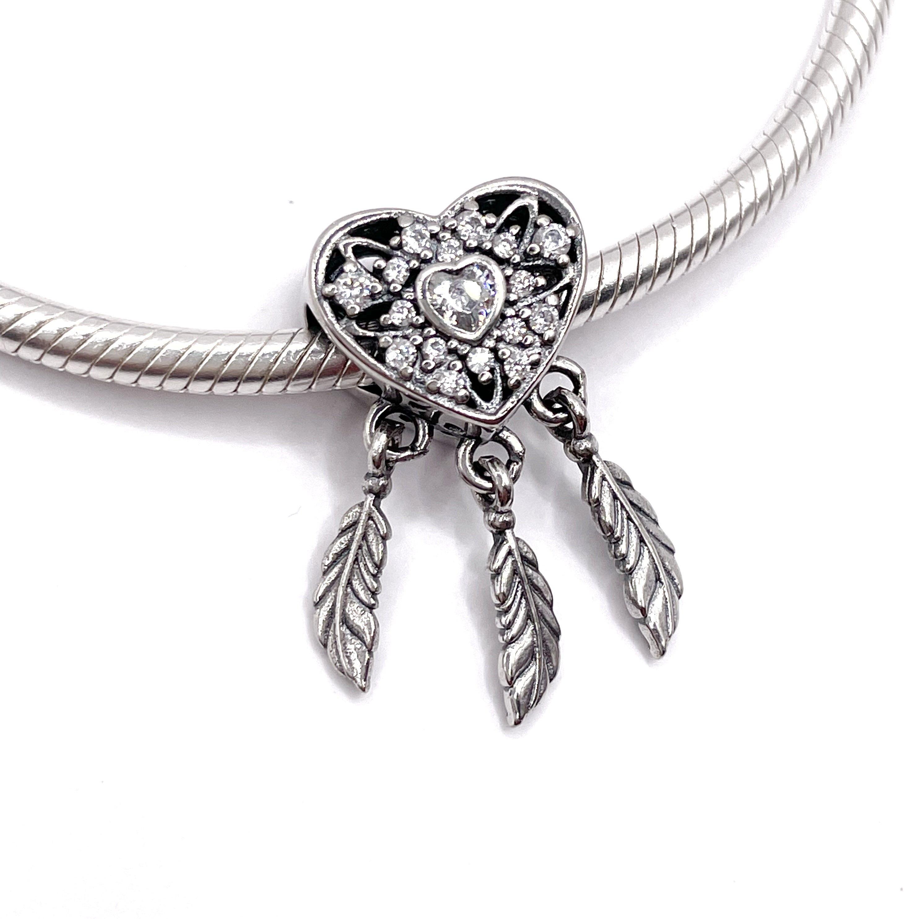 Charm Atrapasueños corazón de circonias blancas