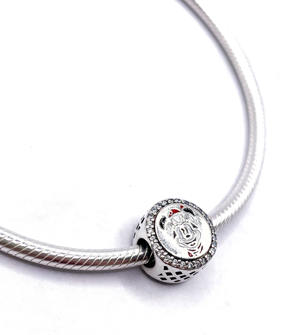 Charm Minnie Navidad borde circonias y esmaltado rojo