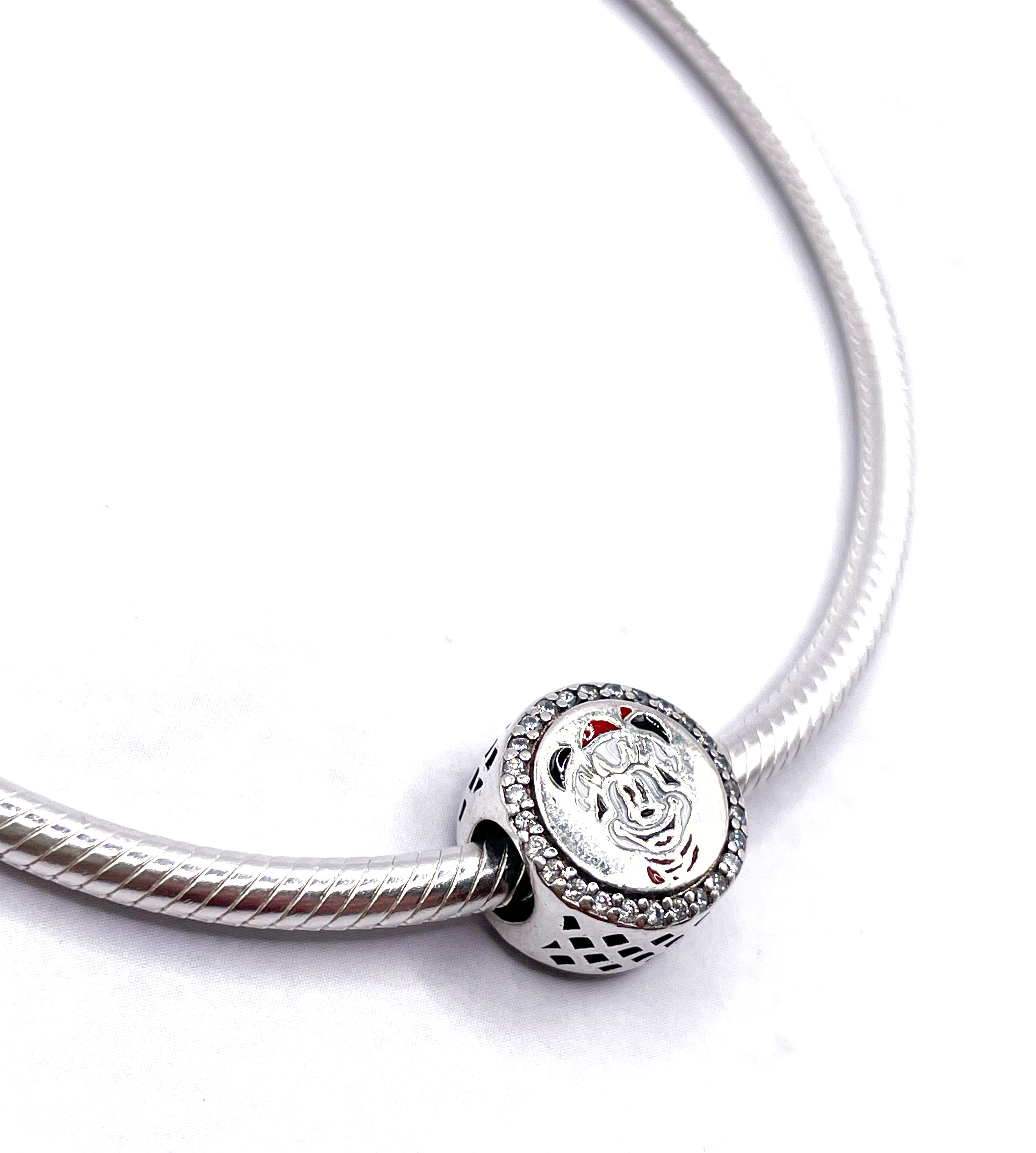 Charm Minnie Navidad borde circonias y esmaltado rojo