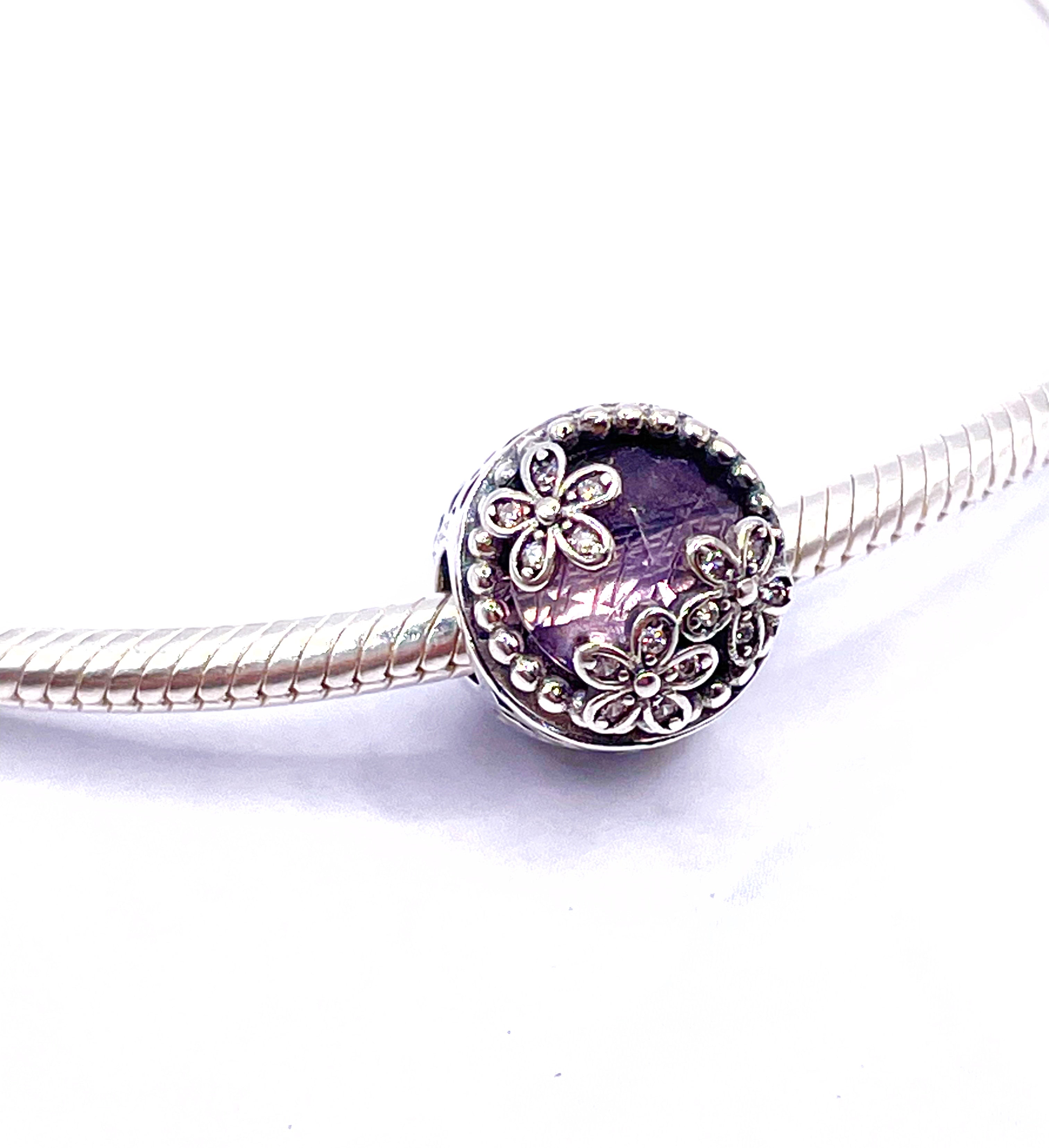 Charm Cilindro de piedra rosa con flores