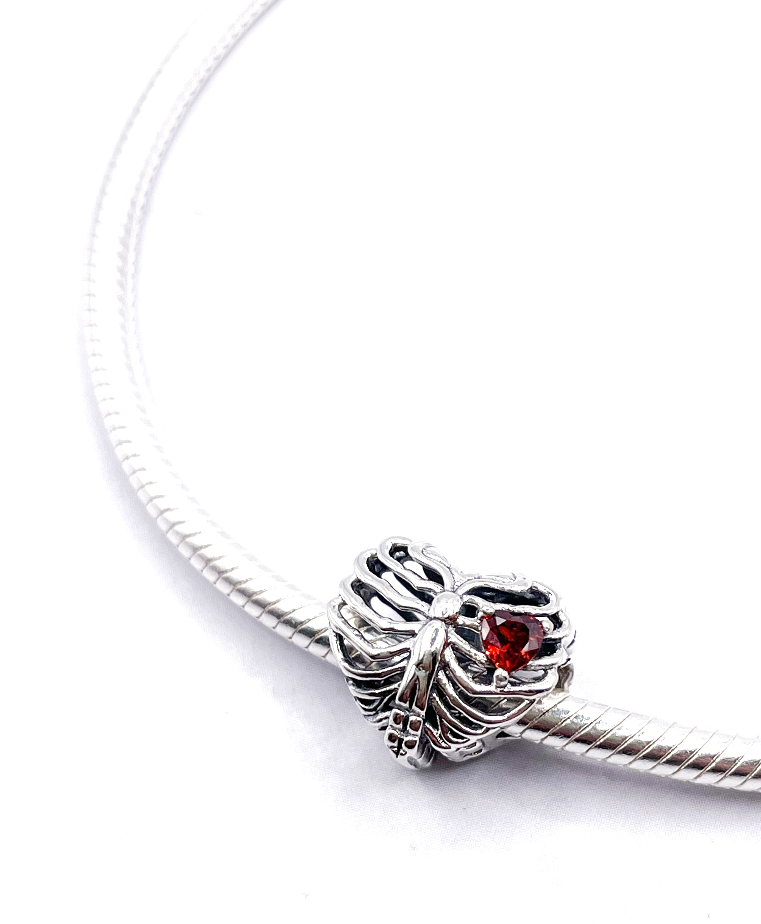 Charm Corazón de esqueleto y corazón rojo