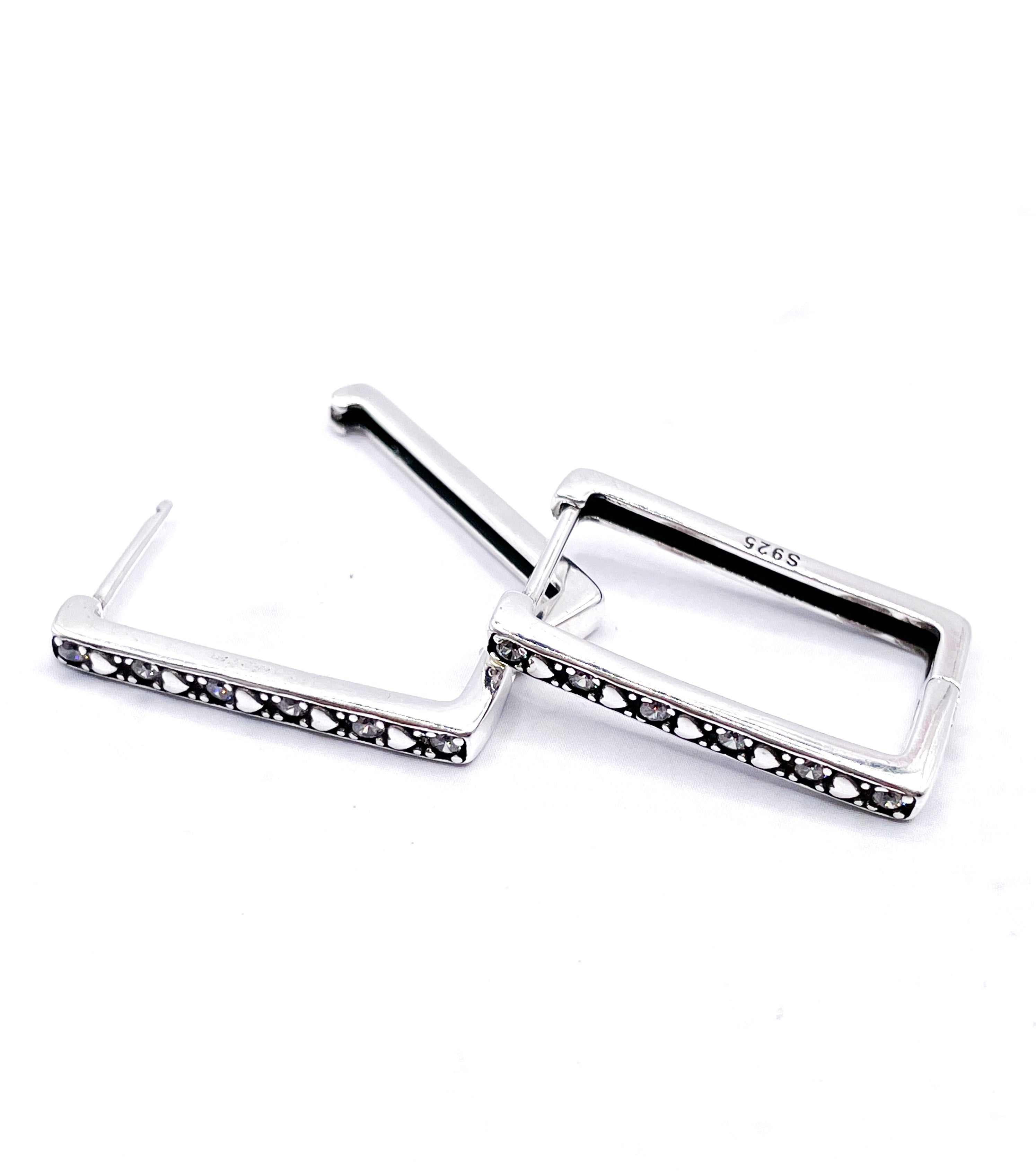 Aros rectangulares con corazones y circonias