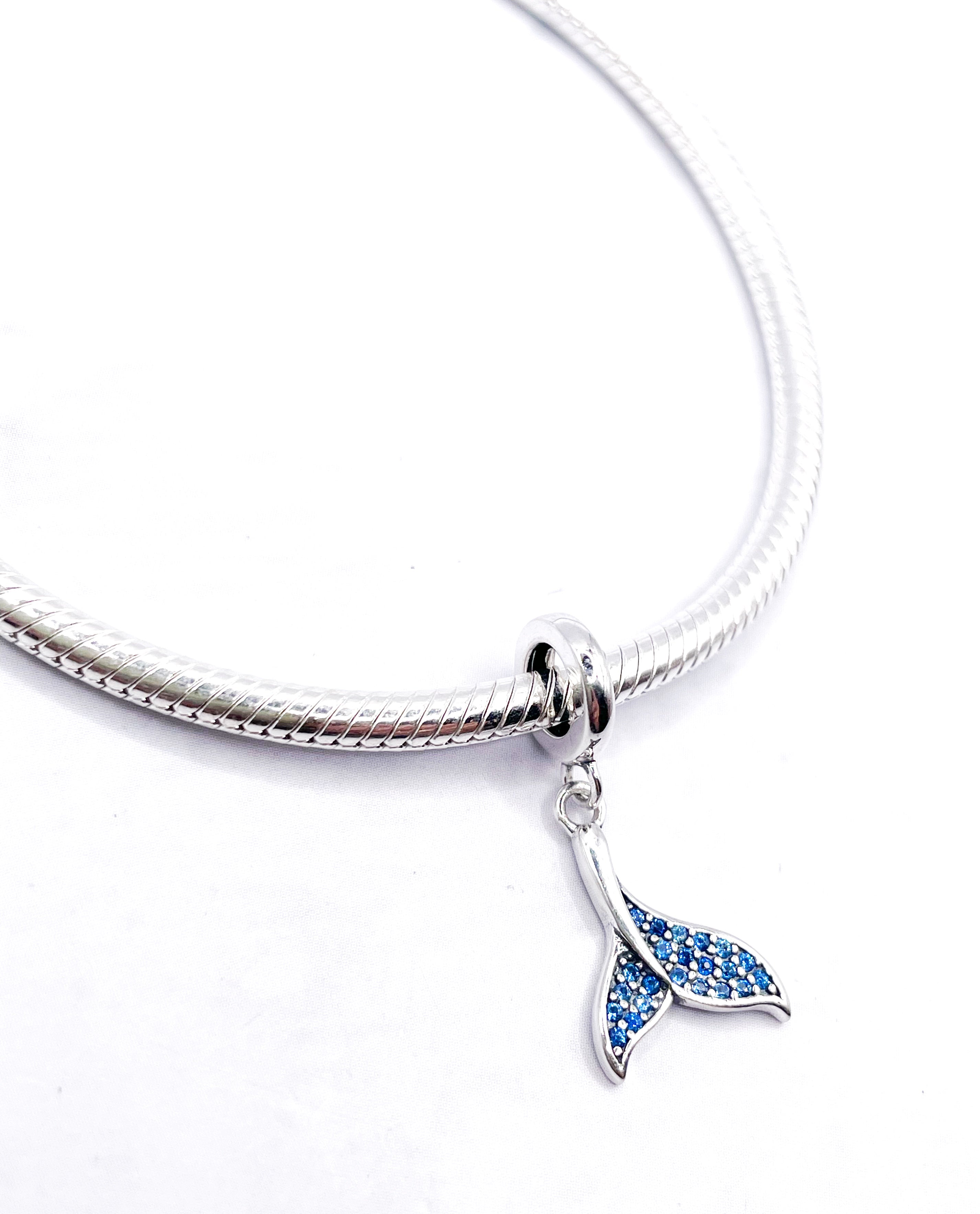 Charm Cola de ballena con circonias azules