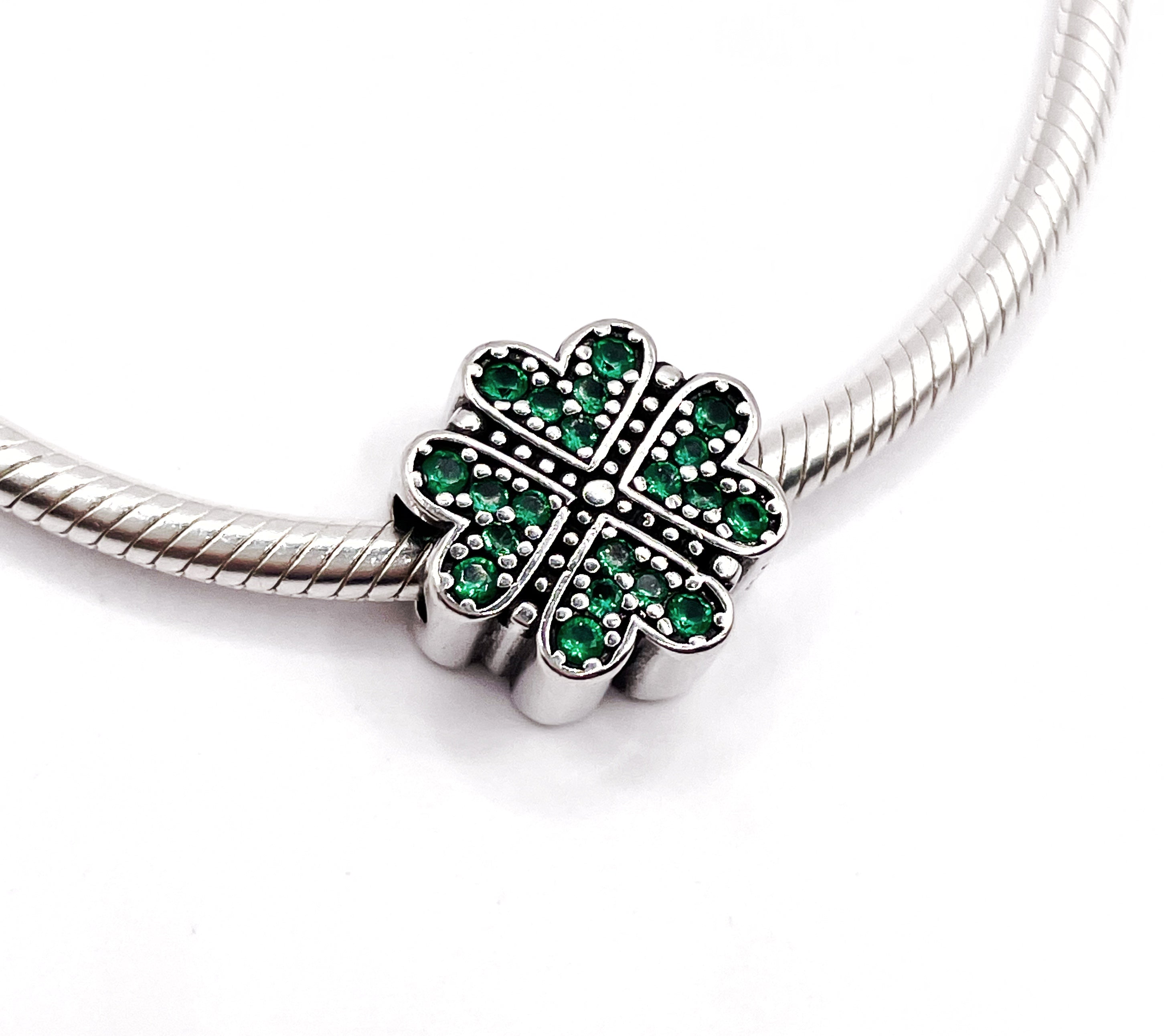 Charm Trébol grande de 4 hojas con circonias verdes